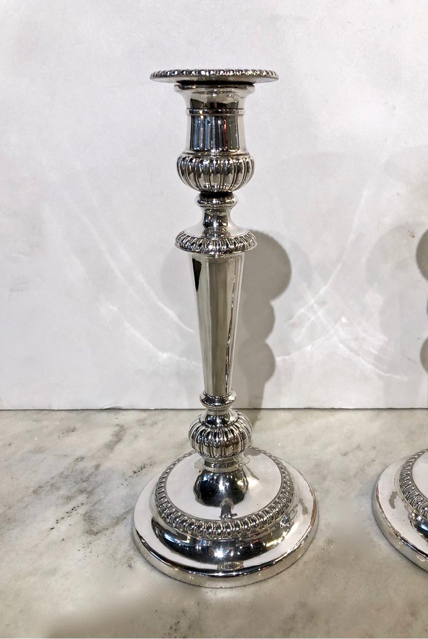 Fine pair of 19th century Georgian Sheffield candlesticks. Both sticks are in very good condition. No wear to silver plate; slight reveal of copper on the bobéches. Both sticks are vertical. Original felt.