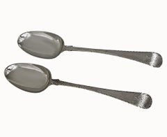 Pareja de Cucharas Georgianas de Plata con Borde de Pluma y Hombros "Raras" Londres 1774