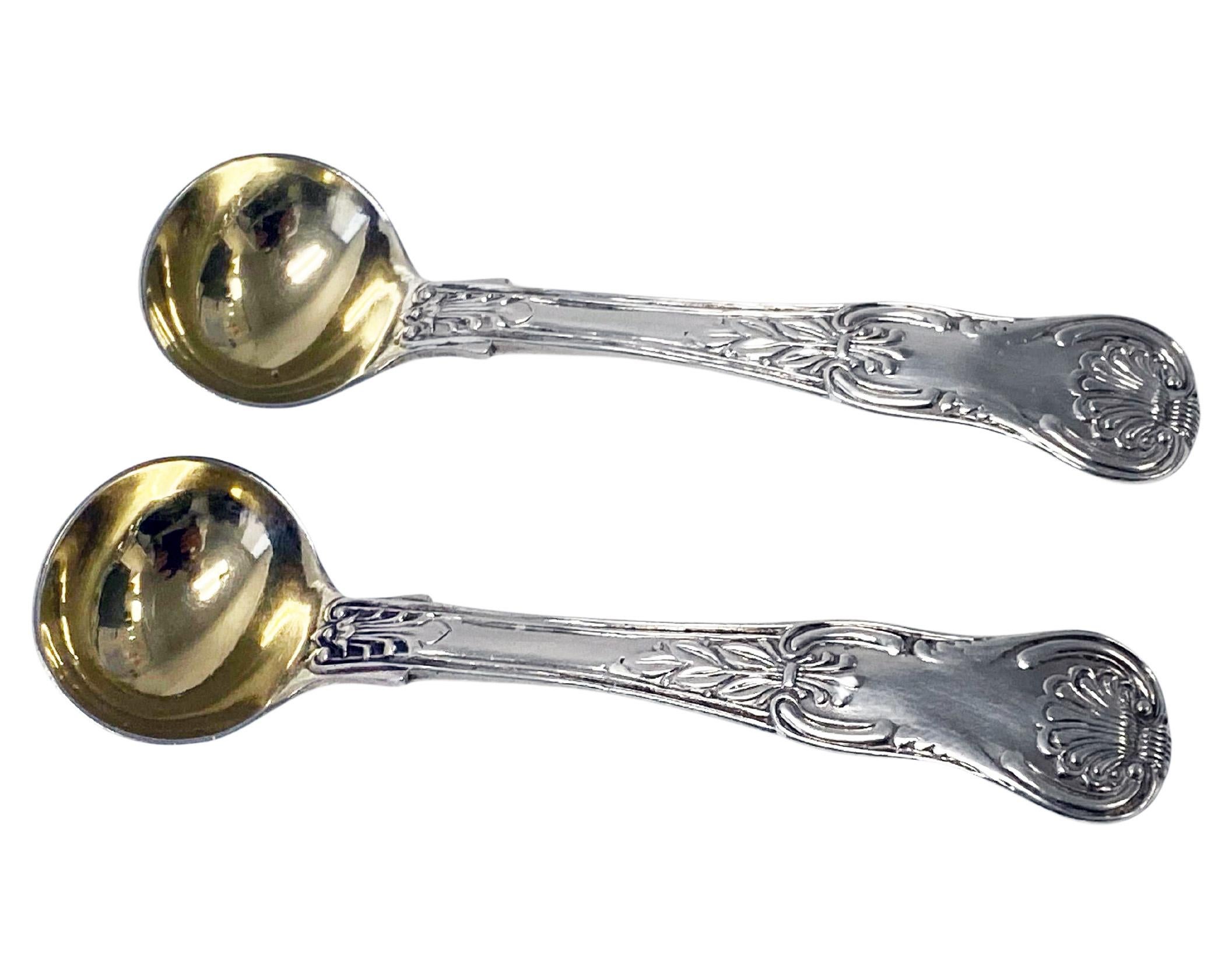 Paire de cuillères à sel Kings Honseysuckle en argent de style géorgien 1826 William Chawner. Beau et propre, lourd avec des bols dorés. Longueur : 4,25 pouces. Poids : 50,04 grammes.