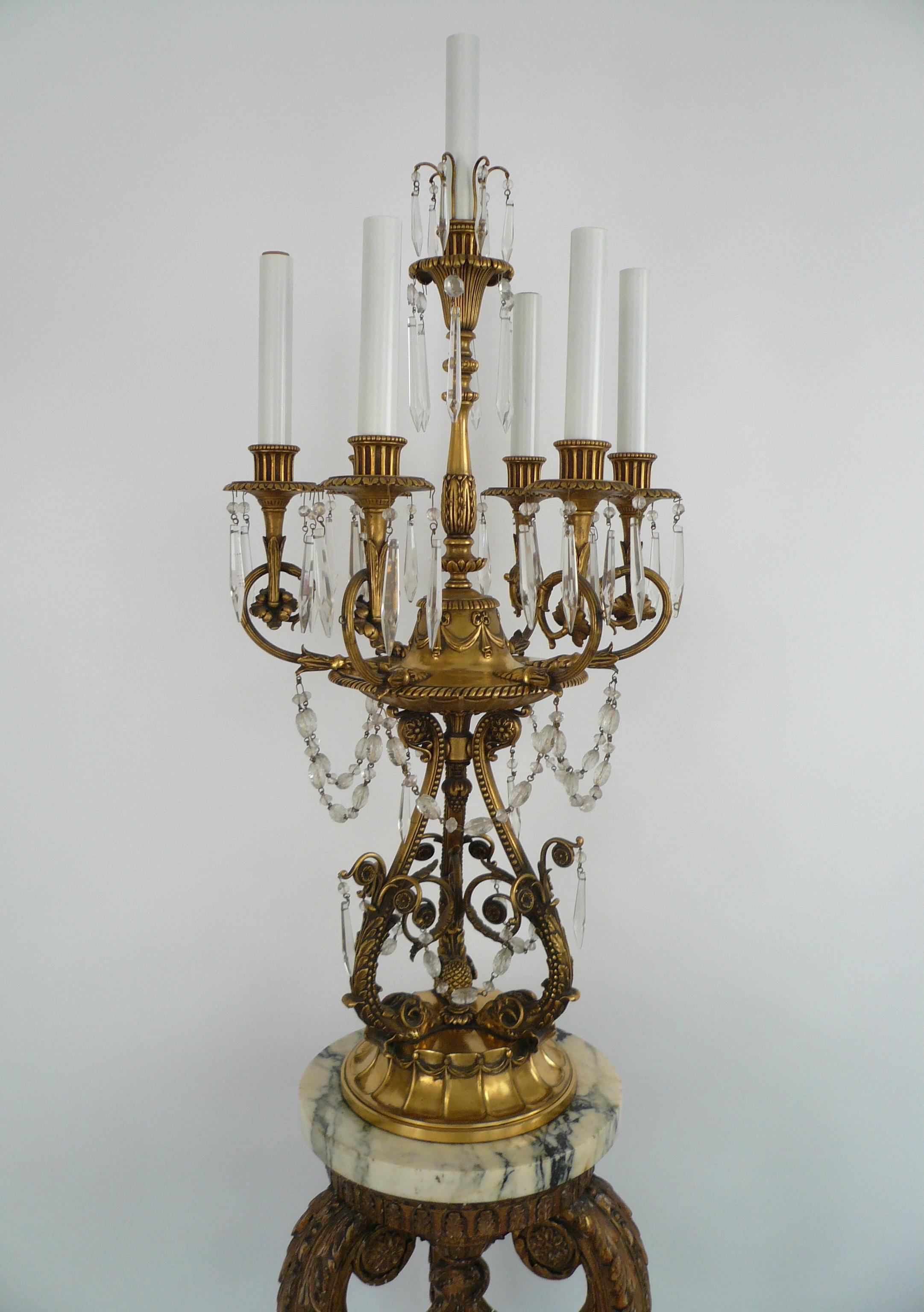 Bronze Paire de flambeaux en marbre:: bronze et cristal & de style géorgien par E F Caldwell en vente