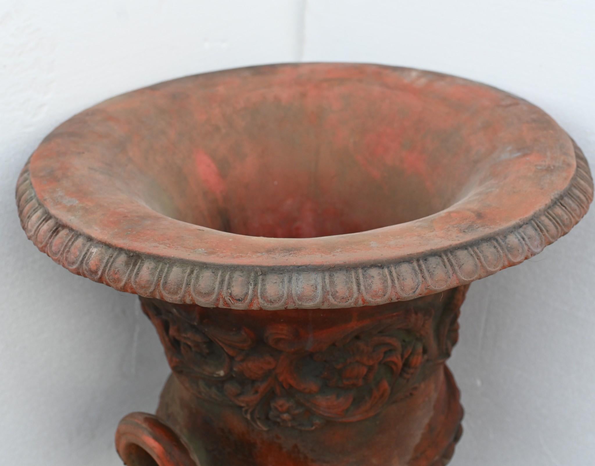 Coppia di urne in terracotta georgiane - Vaso da giardino su piedistallo Thomas Hope in vendita 4