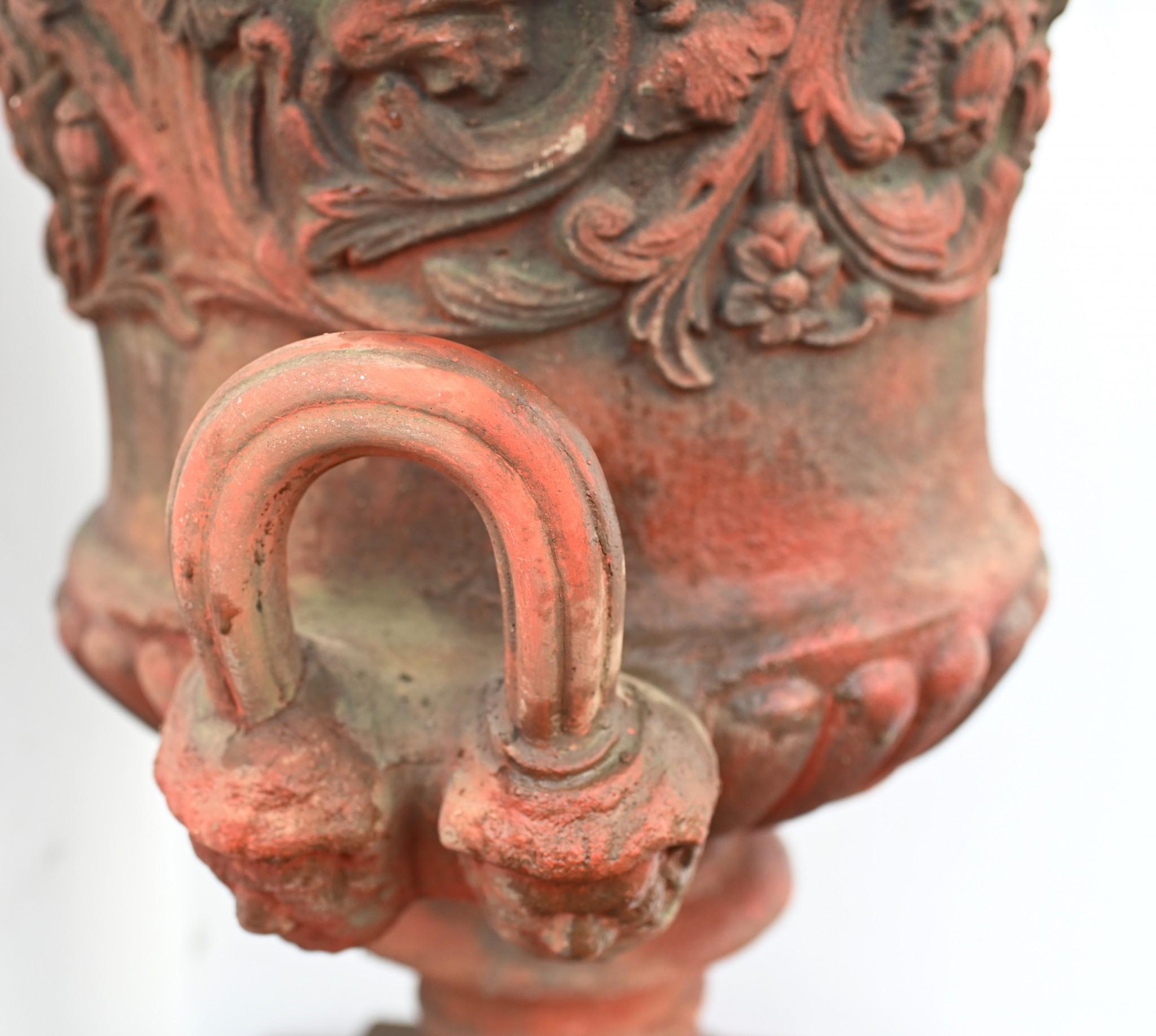 Coppia di urne in terracotta georgiane - Vaso da giardino su piedistallo Thomas Hope in vendita 6