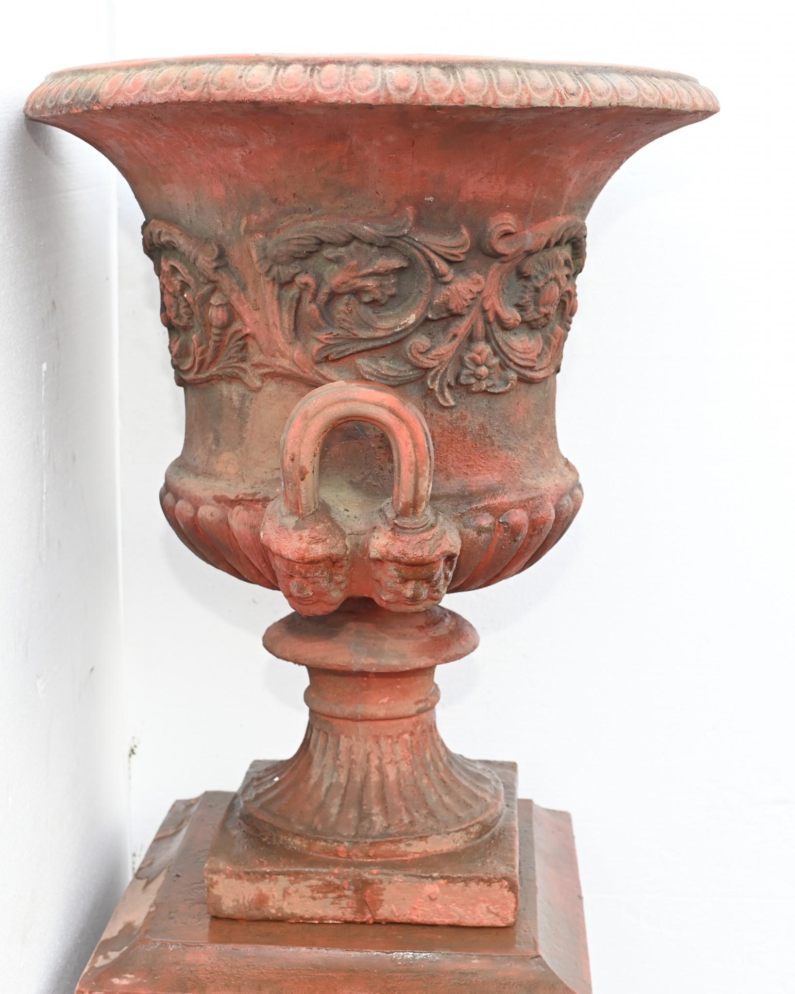Coppia di urne in terracotta georgiane - Vaso da giardino su piedistallo Thomas Hope in vendita 8