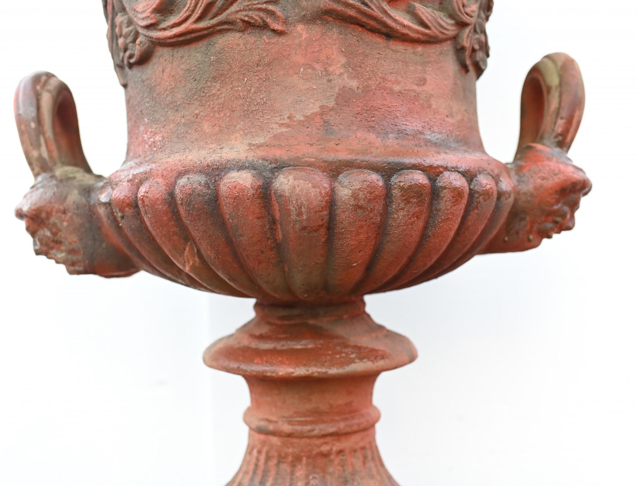 Splendida coppia di urne da giardino in terracotta in stile georgiano
Un'accoppiata classica per il giardino, che renderebbe il tuo esterno davvero fantastico
Queste urne sono realizzate alla maniera di Thomas Hope (1769-1831), che favorì la