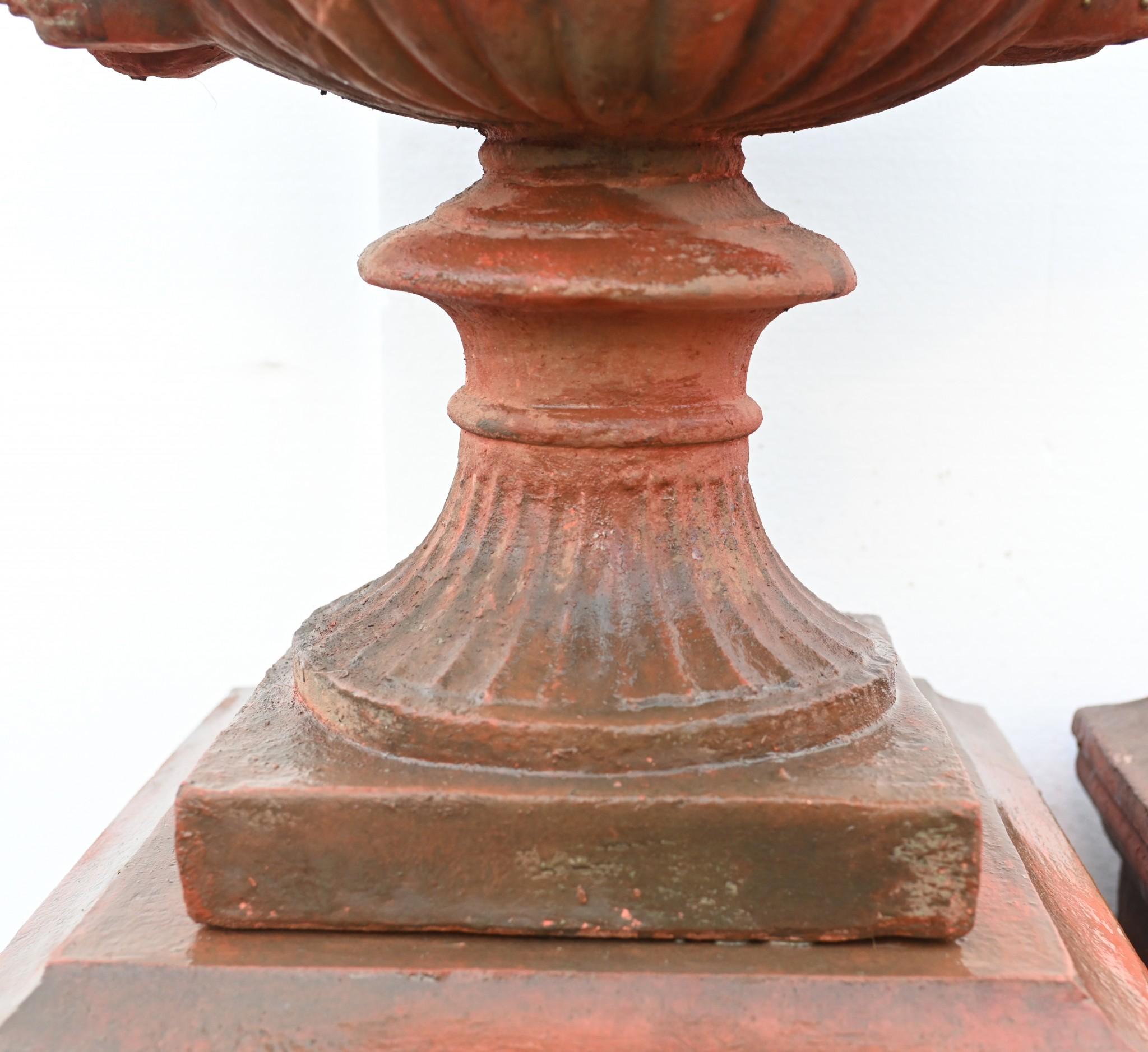 Georgiano Coppia di urne in terracotta georgiane - Vaso da giardino su piedistallo Thomas Hope in vendita