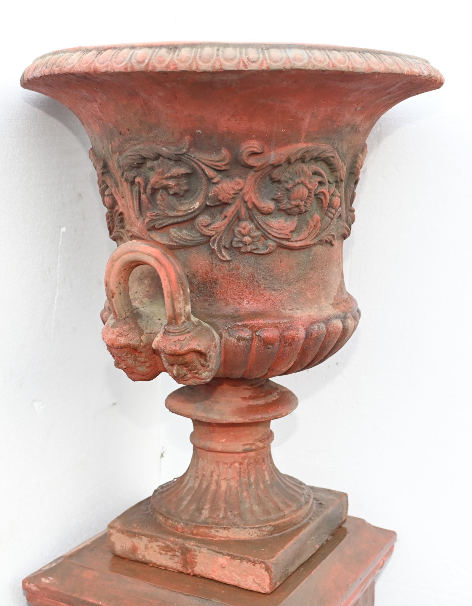 Coppia di urne in terracotta georgiane - Vaso da giardino su piedistallo Thomas Hope In condizioni buone in vendita a Potters Bar, GB
