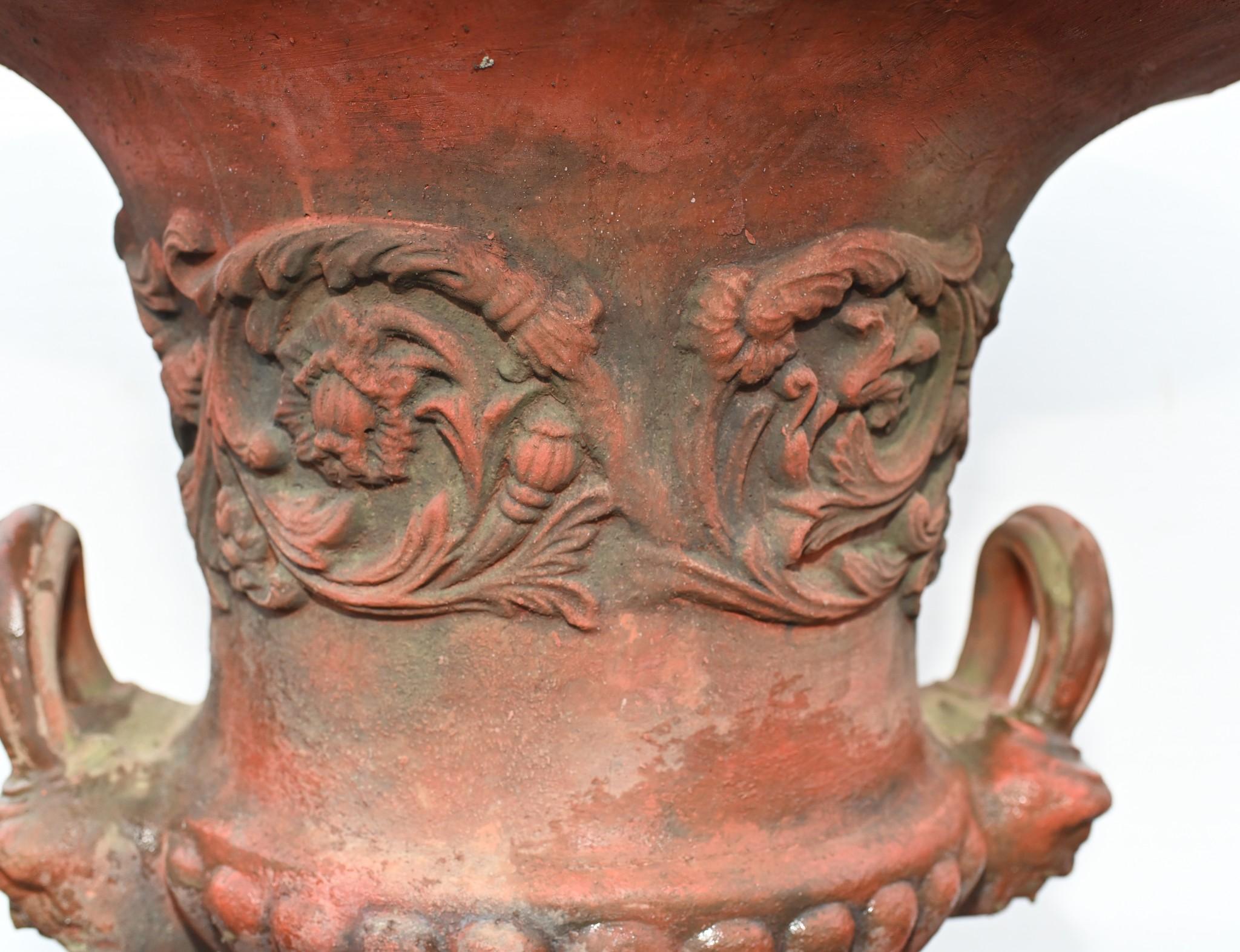 Fine XX secolo Coppia di urne in terracotta georgiane - Vaso da giardino su piedistallo Thomas Hope in vendita