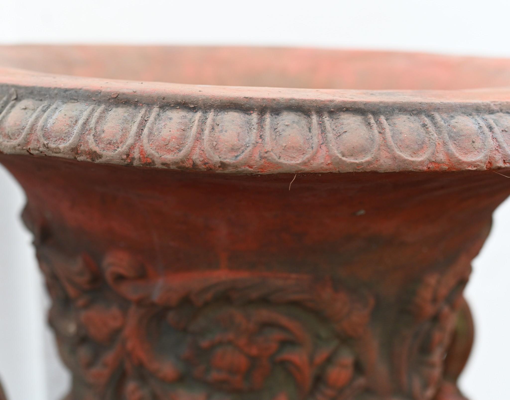 Pietra Coppia di urne in terracotta georgiane - Vaso da giardino su piedistallo Thomas Hope in vendita