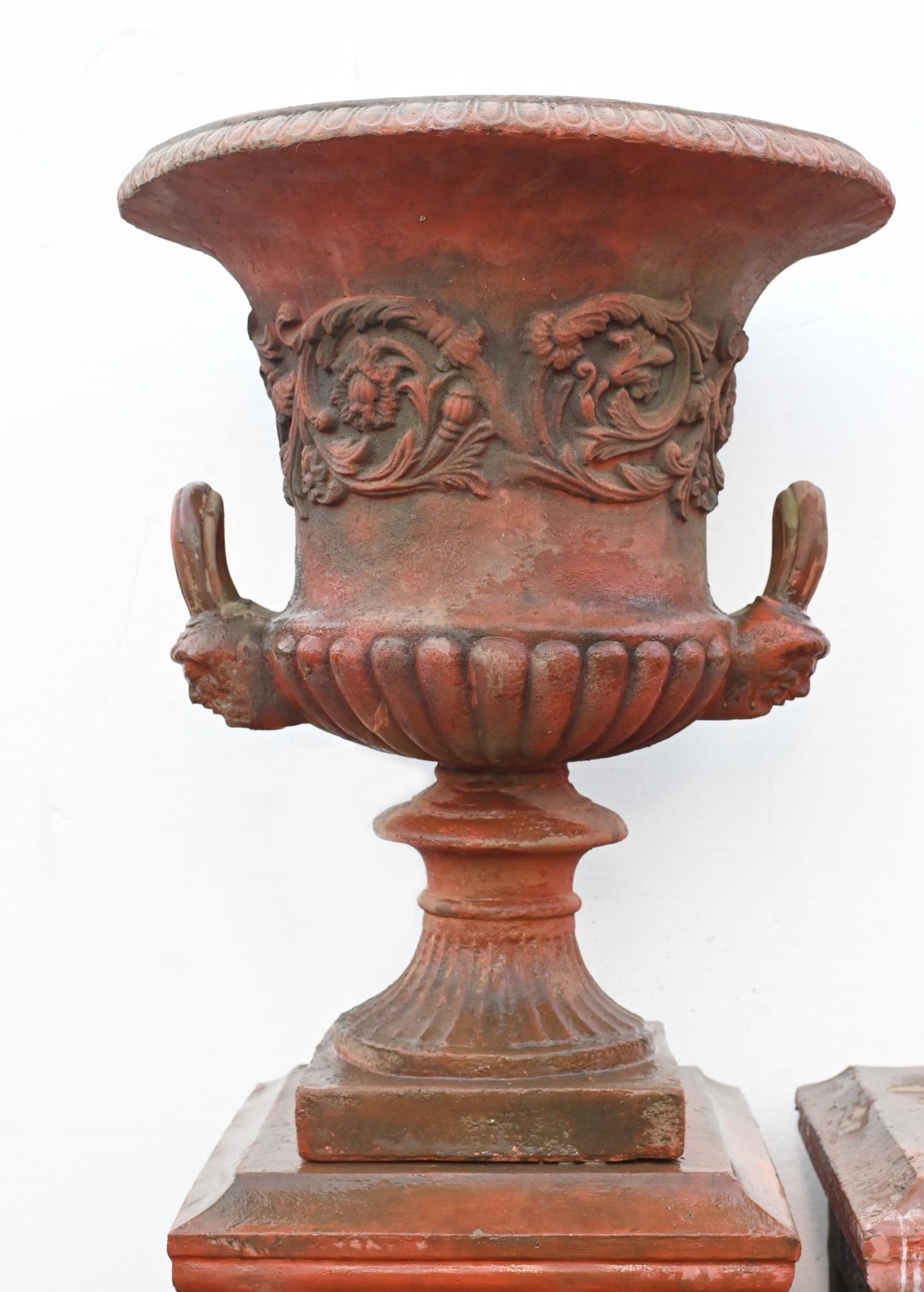 Coppia di urne in terracotta georgiane - Vaso da giardino su piedistallo Thomas Hope in vendita 1