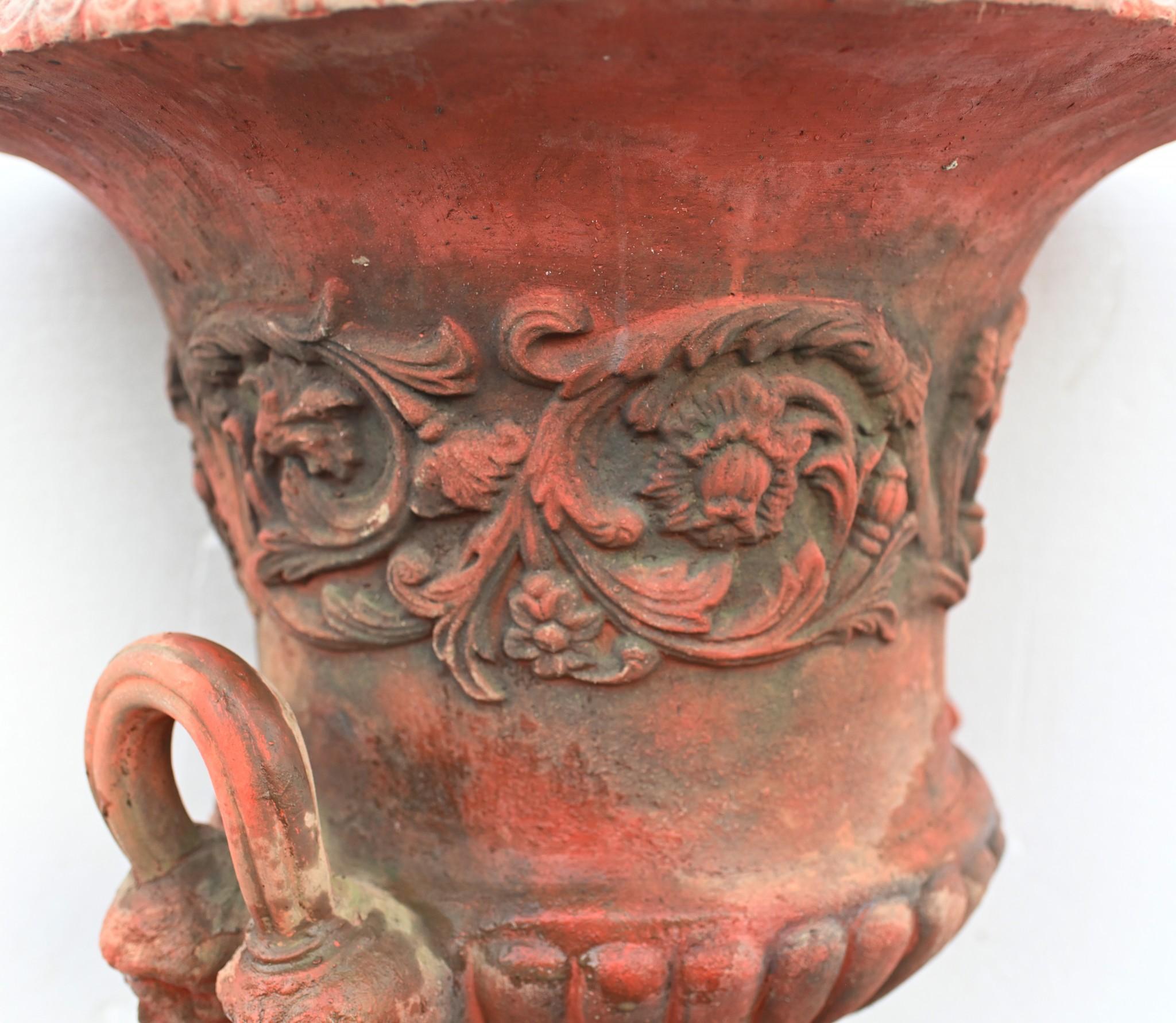 Coppia di urne in terracotta georgiane - Vaso da giardino su piedistallo Thomas Hope in vendita 3