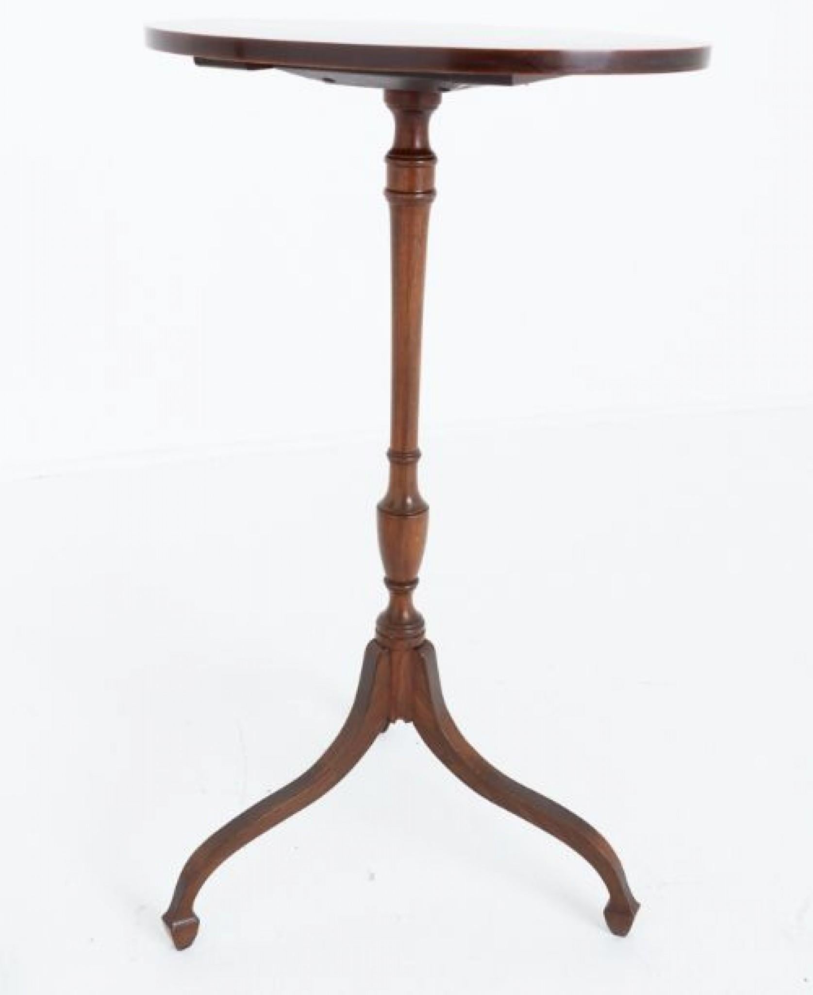 Ein Paar Weintische aus Mahagoni im georgianischen Stil.
CIRCA 1920
Die Tische haben ovale Tischplatten mit satinierter Holzumrandung.
Wir versenden in die ganze Welt - bitte kontaktieren Sie uns für ein Angebot
Die Basis der Tische hat eine