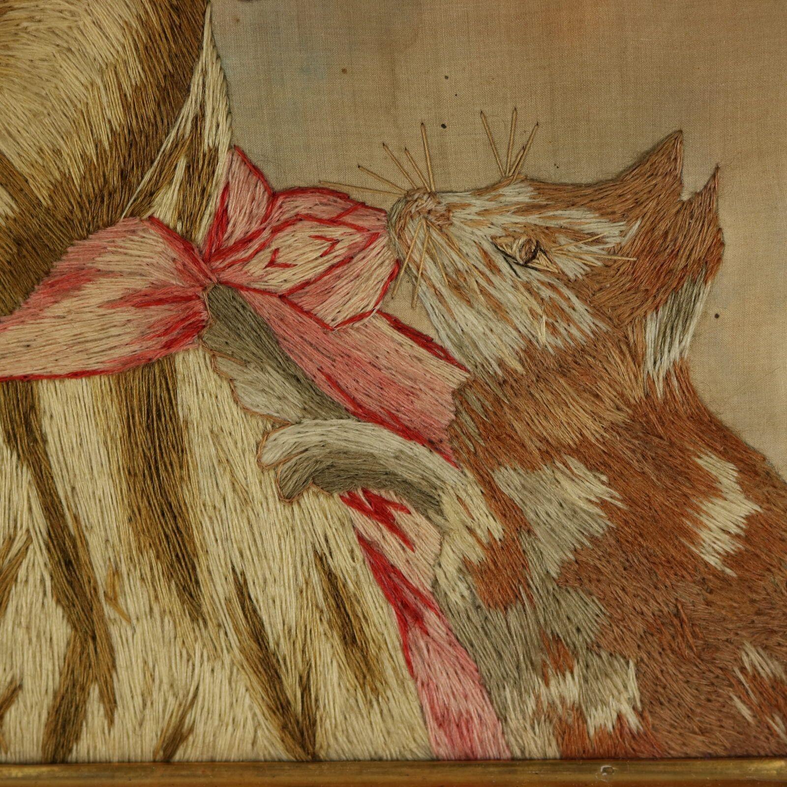 Paire de tableaux géorgiens brodés en laine représentant des filles avec des animaux en vente 1