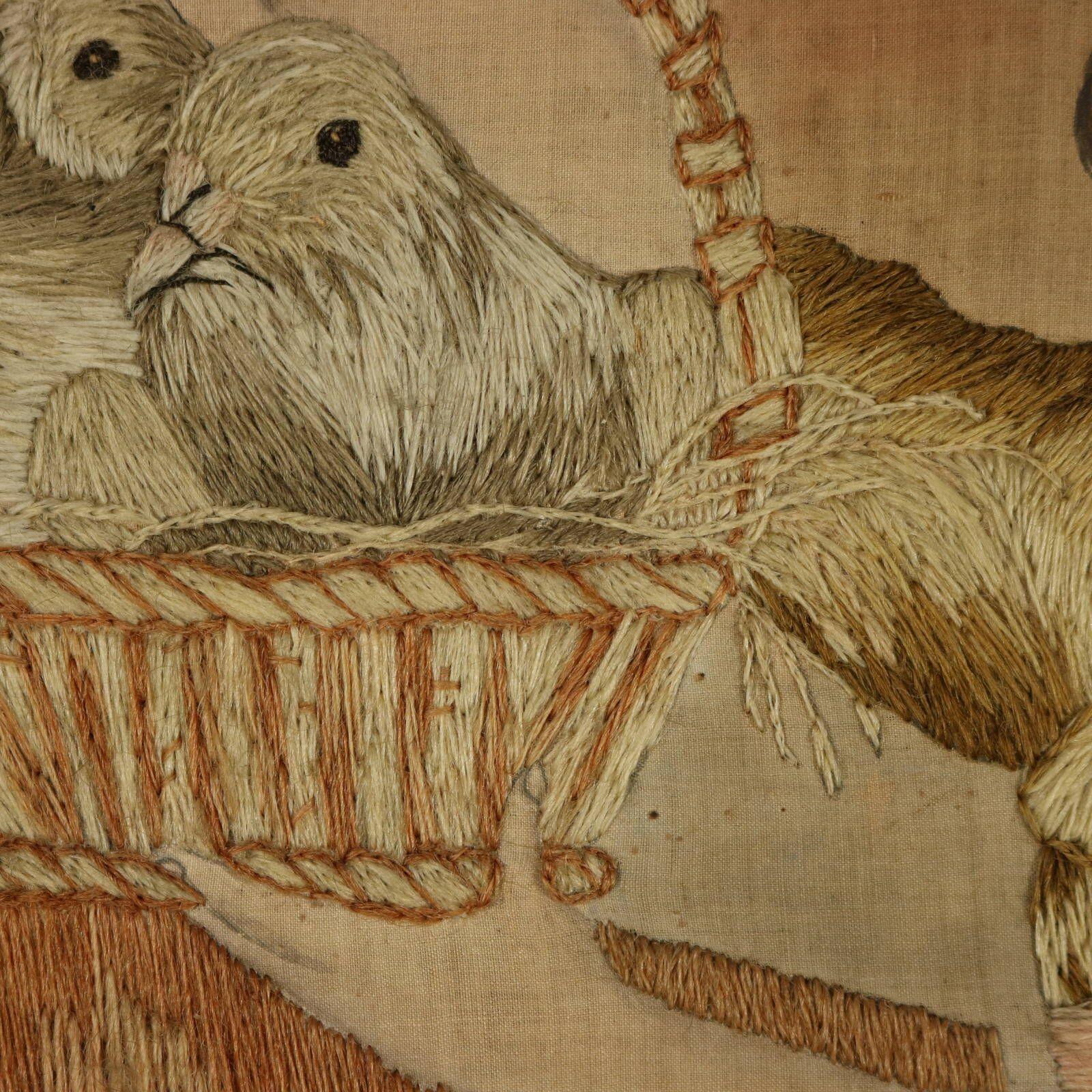 Paire de tableaux géorgiens brodés en laine représentant des filles avec des animaux en vente 2