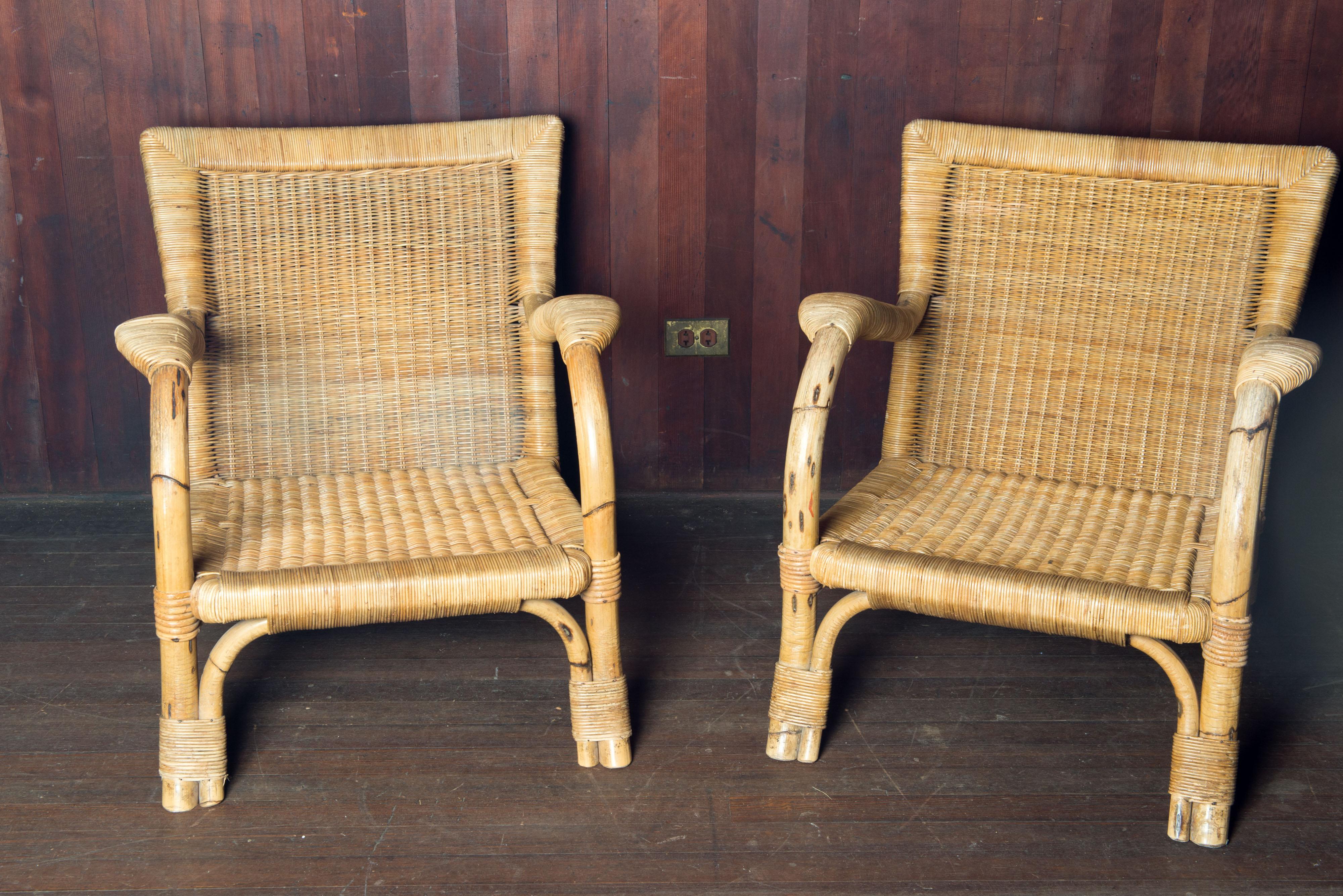 Paar große Arco Rattan- und Bambus-Loungesessel, hergestellt in Deutschland, gefunden in Paris. CIRCA 1970 im klassischen Stil der Jahrhundertmitte. Gut gemachte und solide Stücke der deutschen Firma Arco.
Sitz: 22,5