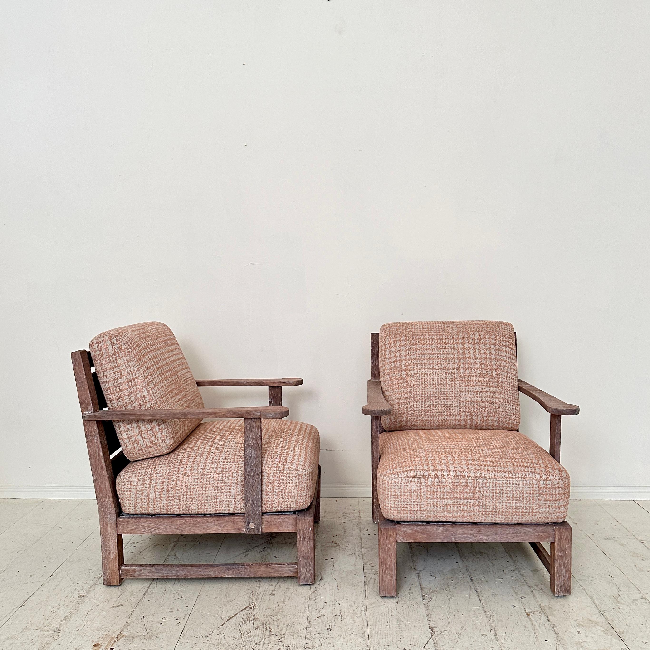 Paar deutsche Art-Déco-Sessel aus massiver Eiche und rosagrauem Stoff, 1920 im Angebot 1