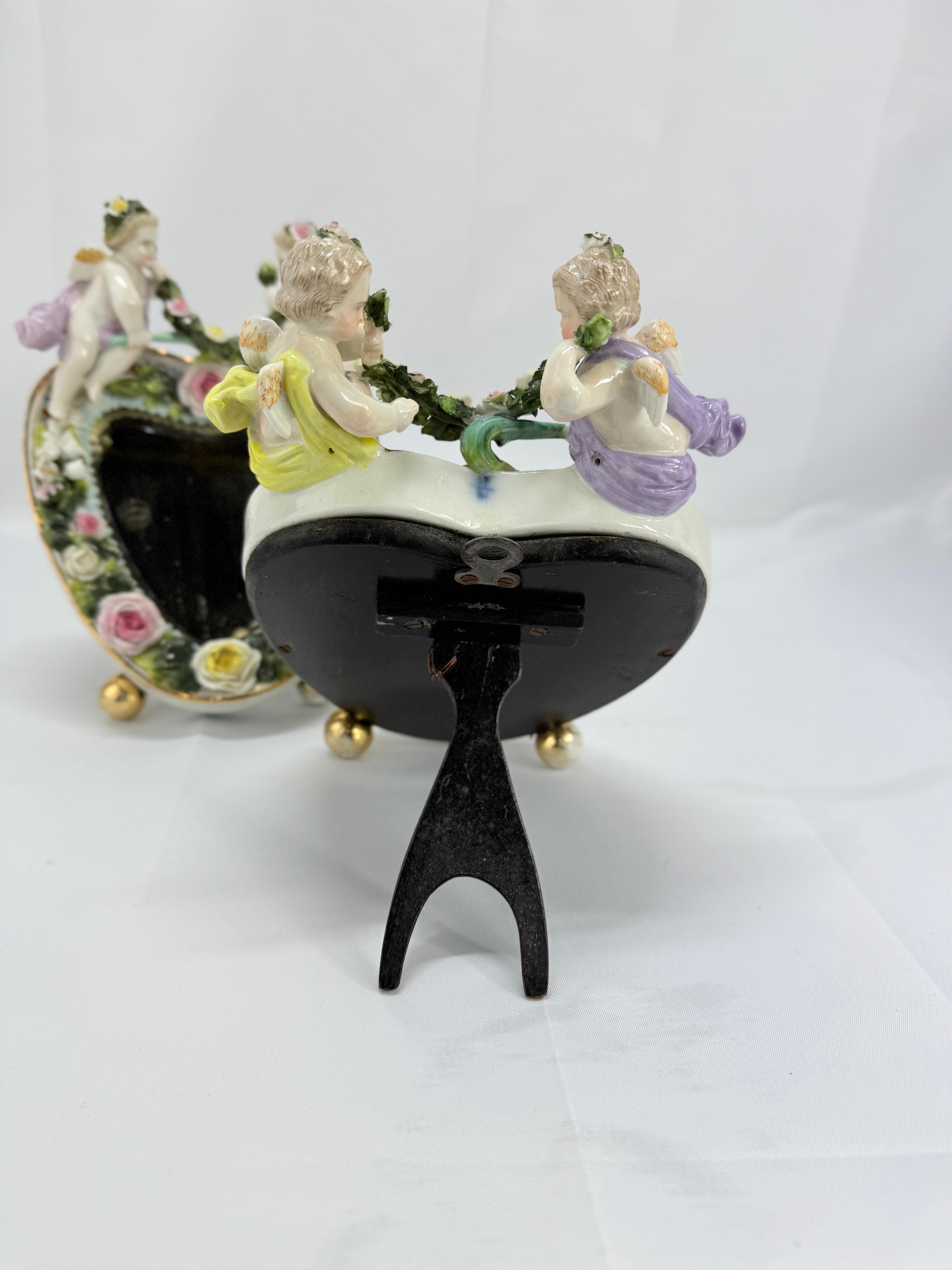 Pareja, Espejos de Sobremesa de Porcelana Alemana Estilo Meissen con Querubines Florales en Bueno estado para la venta en Atlanta, GA