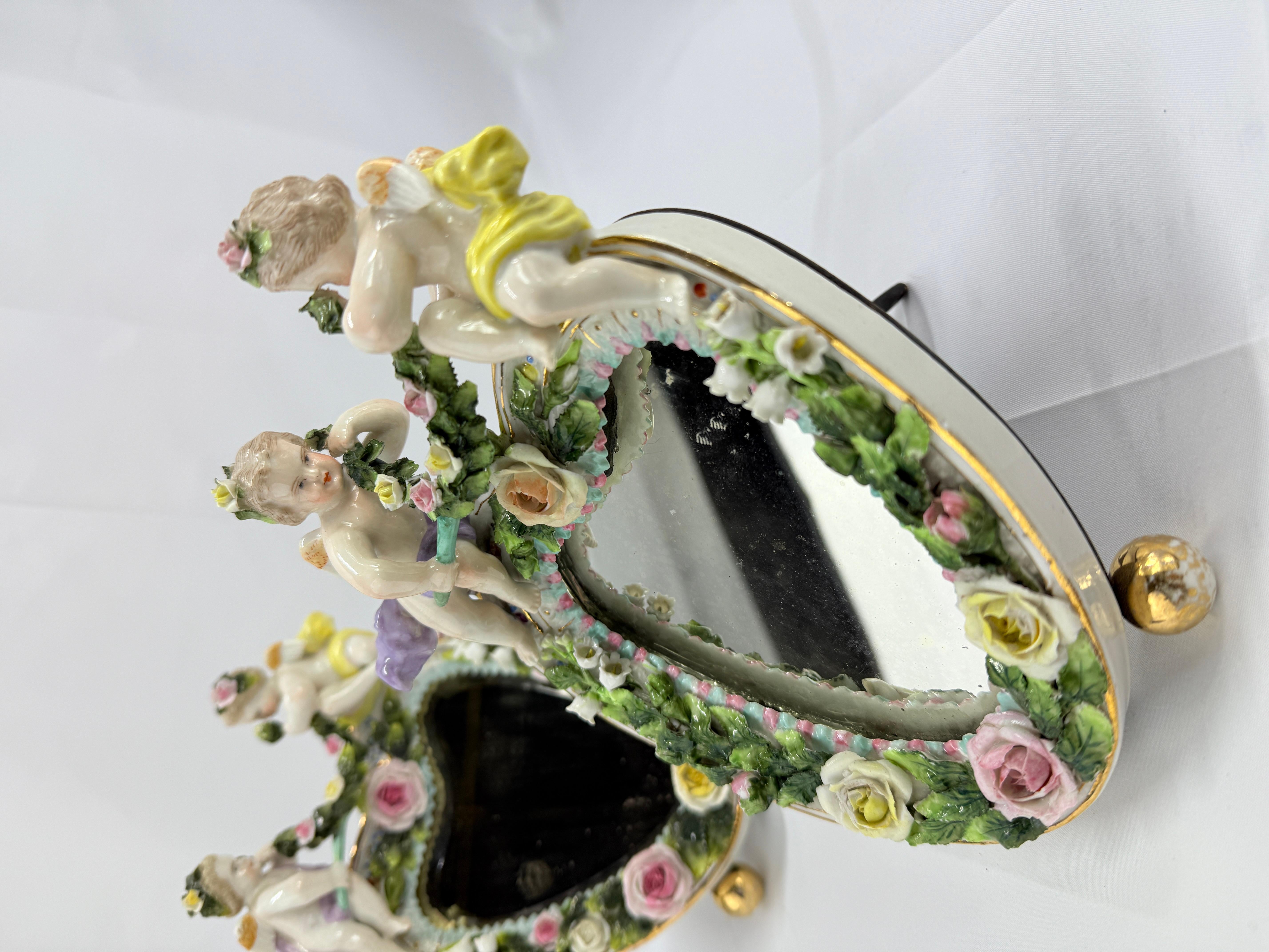 Pareja, Espejos de Sobremesa de Porcelana Alemana Estilo Meissen con Querubines Florales siglo XIX en venta