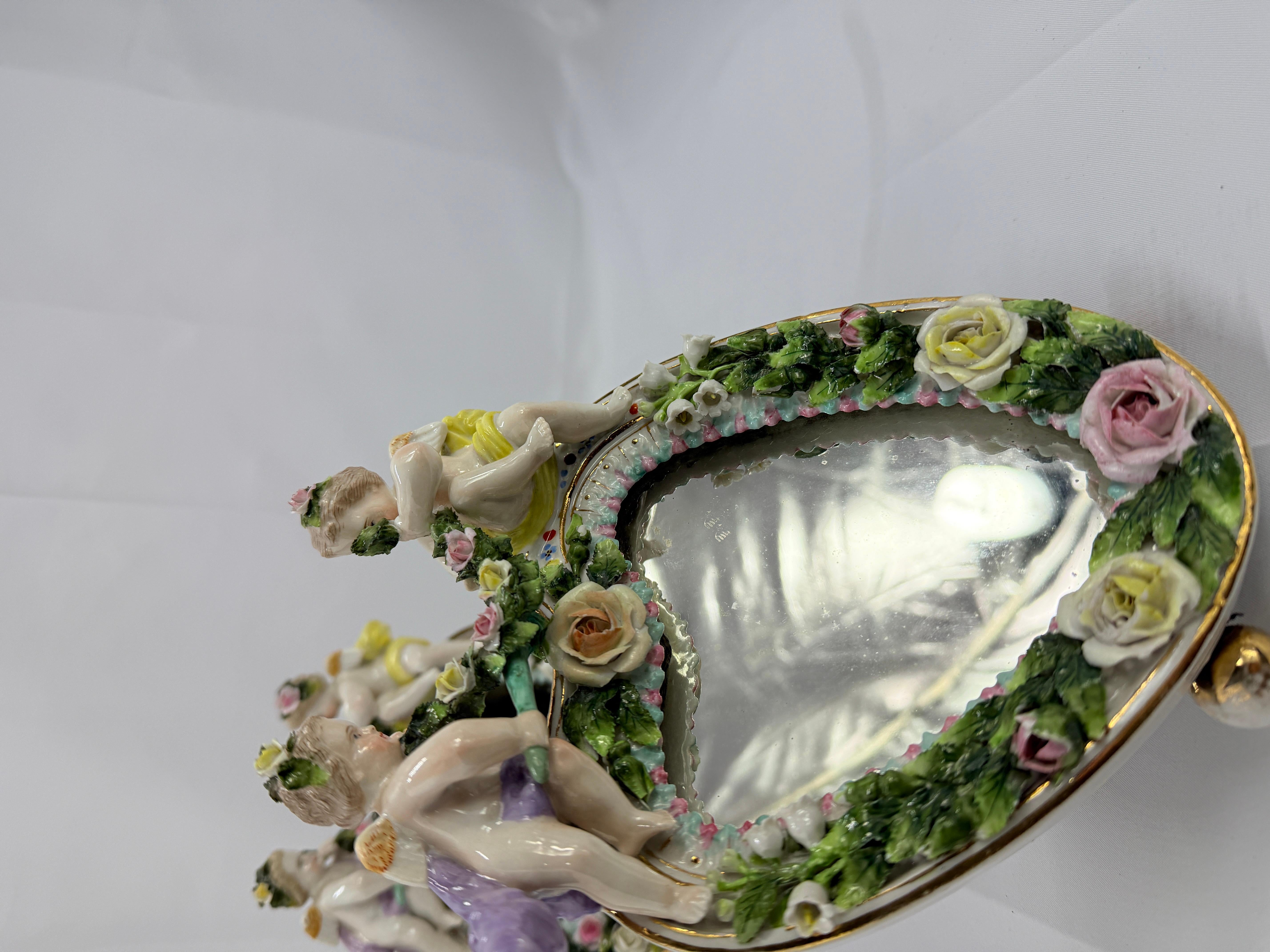 Pareja, Espejos de Sobremesa de Porcelana Alemana Estilo Meissen con Querubines Florales en venta 1
