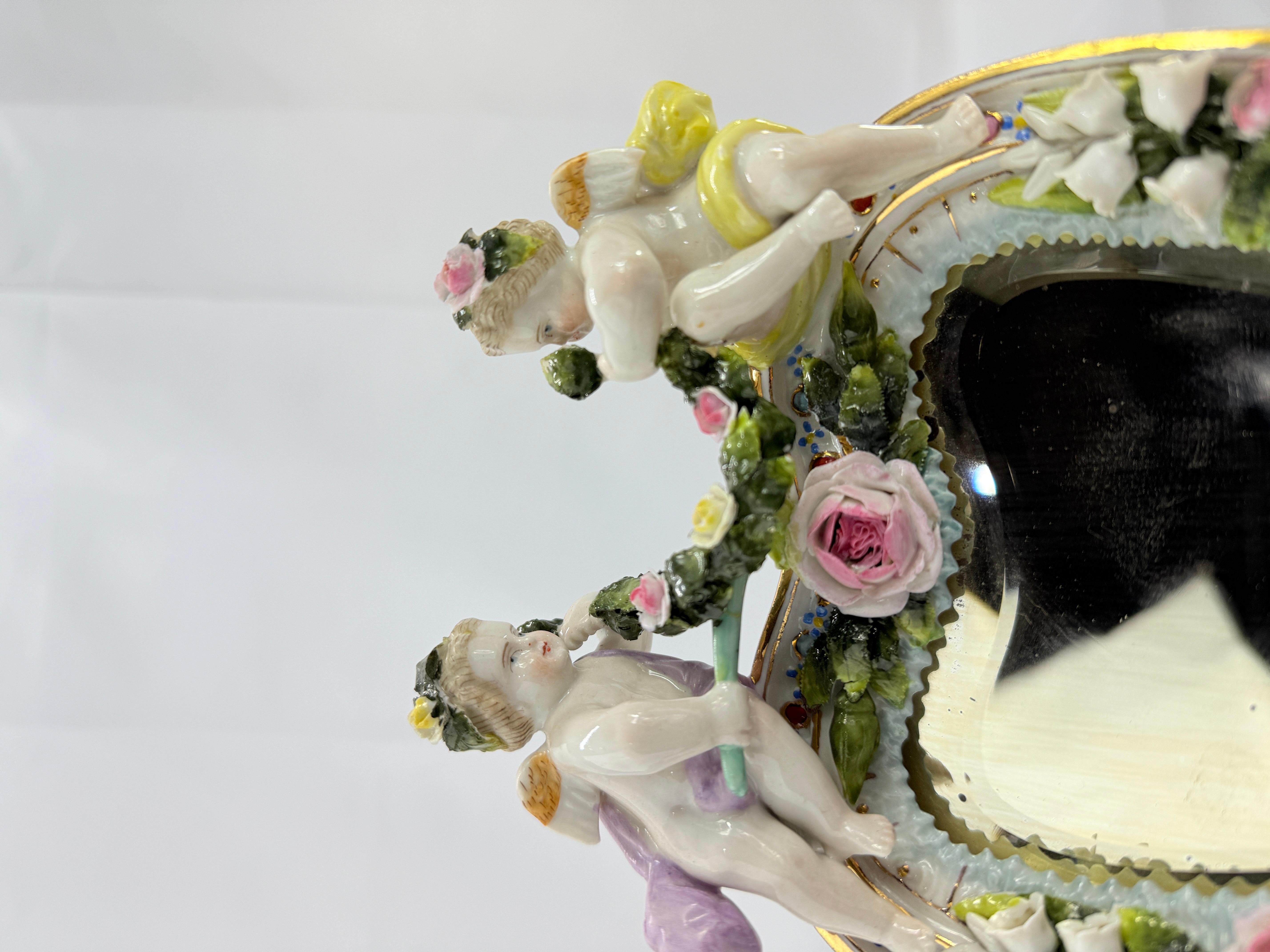 Pareja, Espejos de Sobremesa de Porcelana Alemana Estilo Meissen con Querubines Florales en venta 2