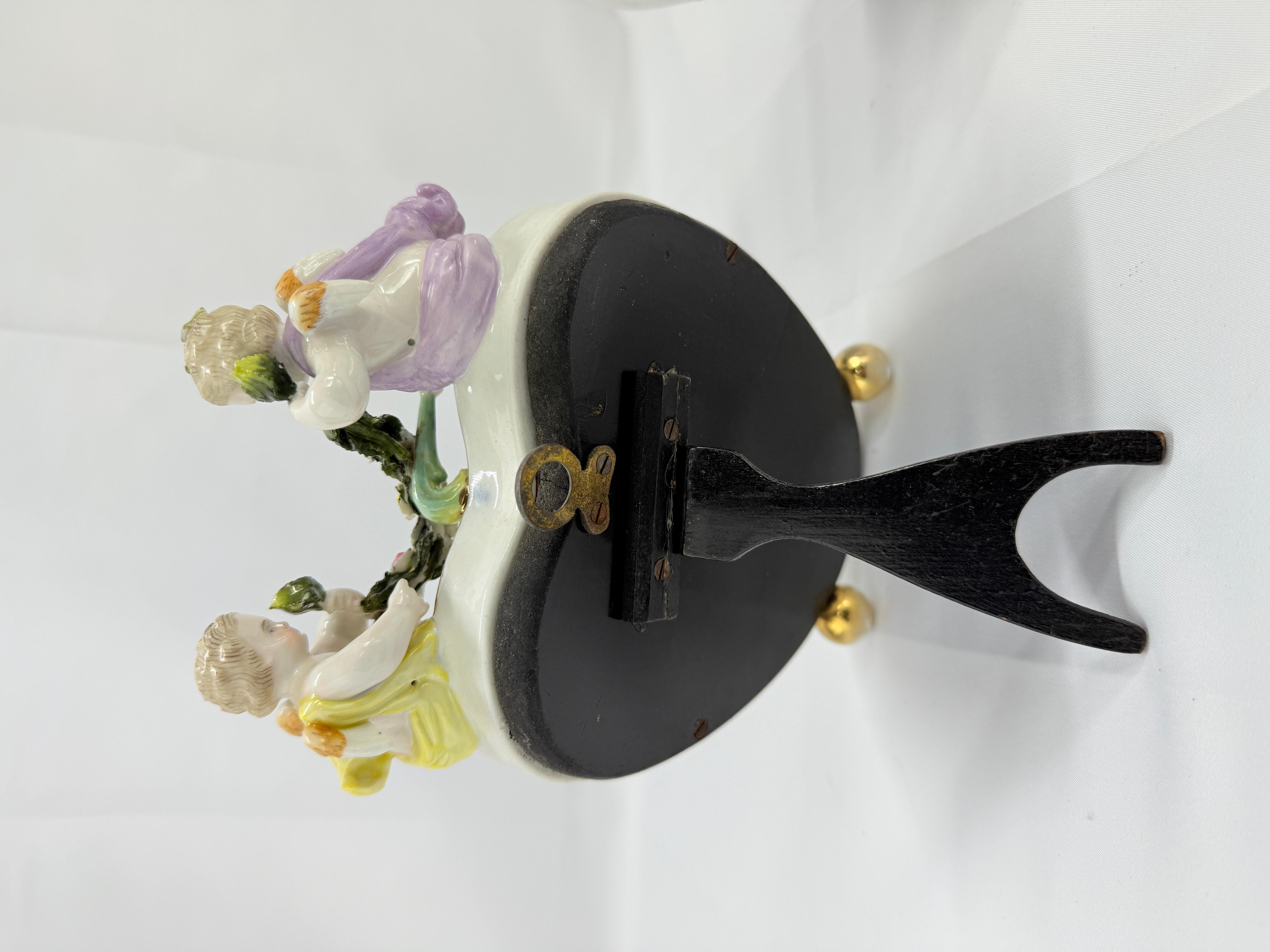 Pareja, Espejos de Sobremesa de Porcelana Alemana Estilo Meissen con Querubines Florales en venta 3