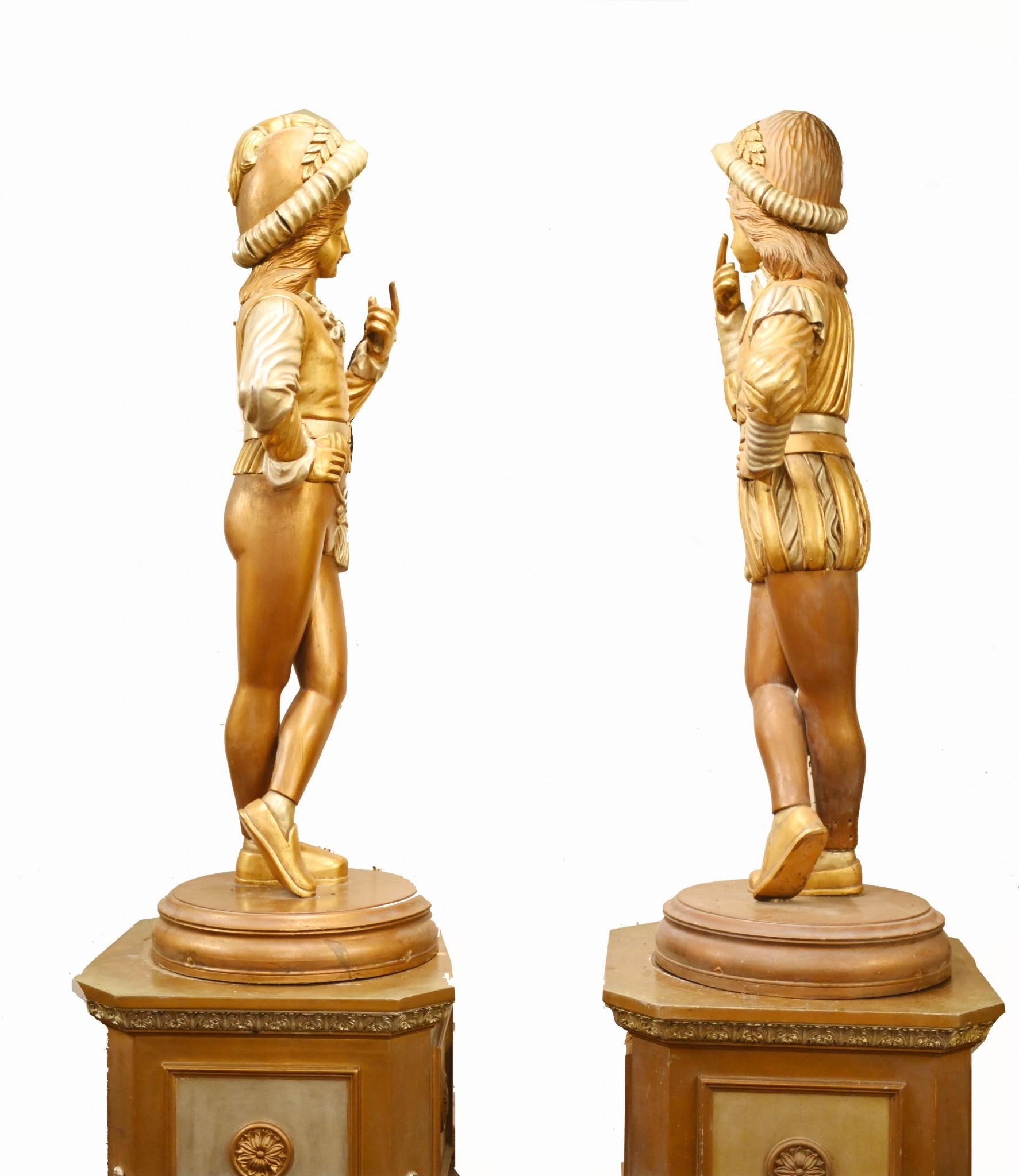 Paire de géantes statues de garçons de la Renaissance italienne, Fayre médiévale en vente 1