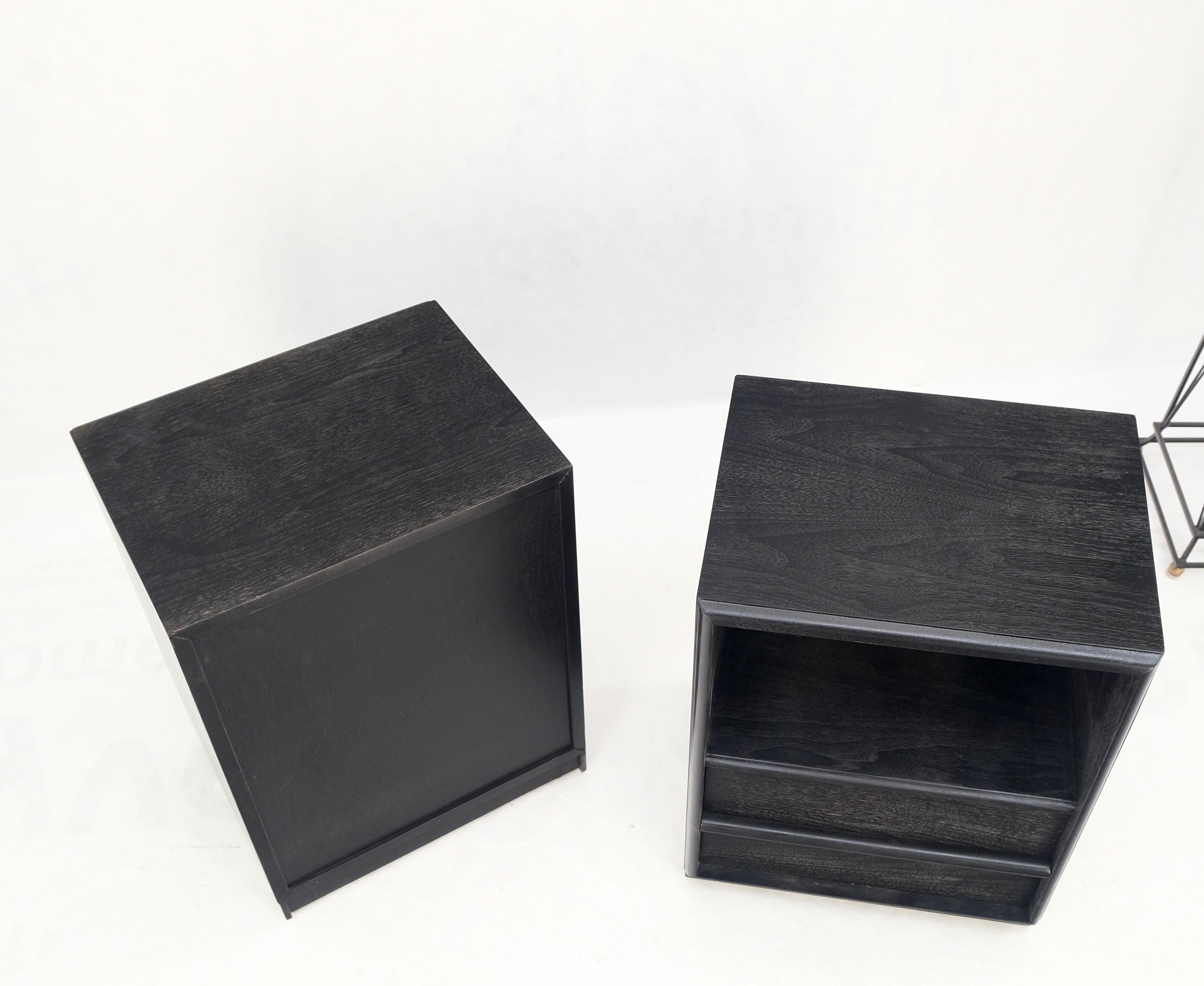 Pair Gibbings for Widdicomb Ebonized Black Lacquer Night Stands End Tables Mint  In Good Condition For Sale In Rockaway, NJ