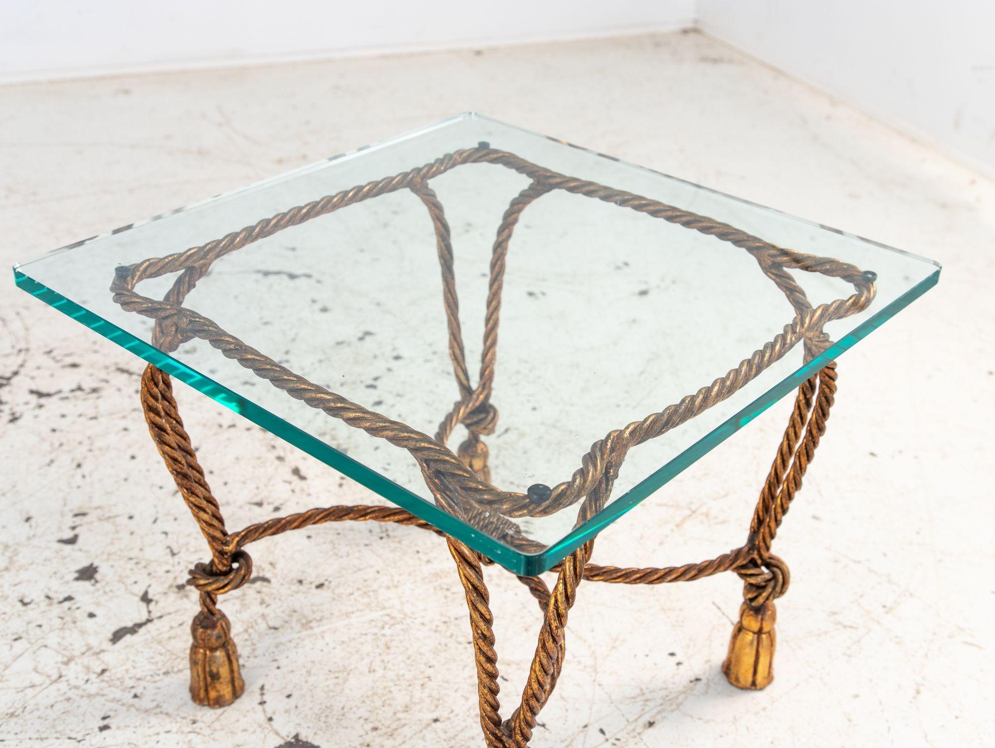 Pareja de mesas auxiliares de metal dorado con cuerda y borlas, Hollywood Regency, Años 70, Francia en venta 6