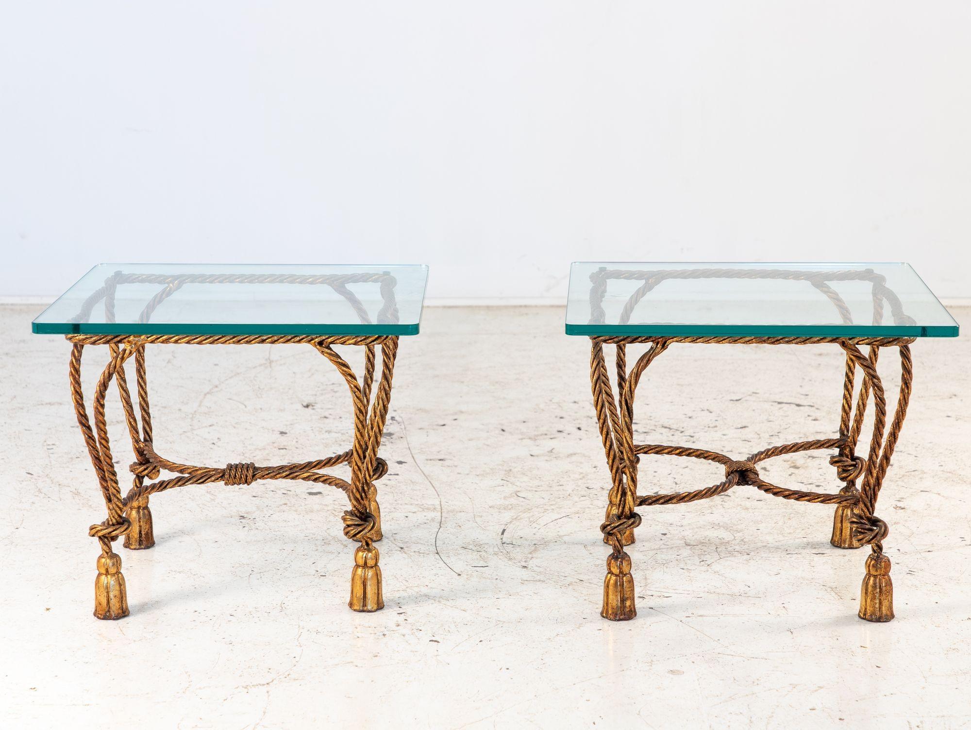 Pareja de mesas auxiliares de metal dorado con cuerda y borlas, Hollywood Regency, Años 70, Francia Regencia de Hollywood en venta