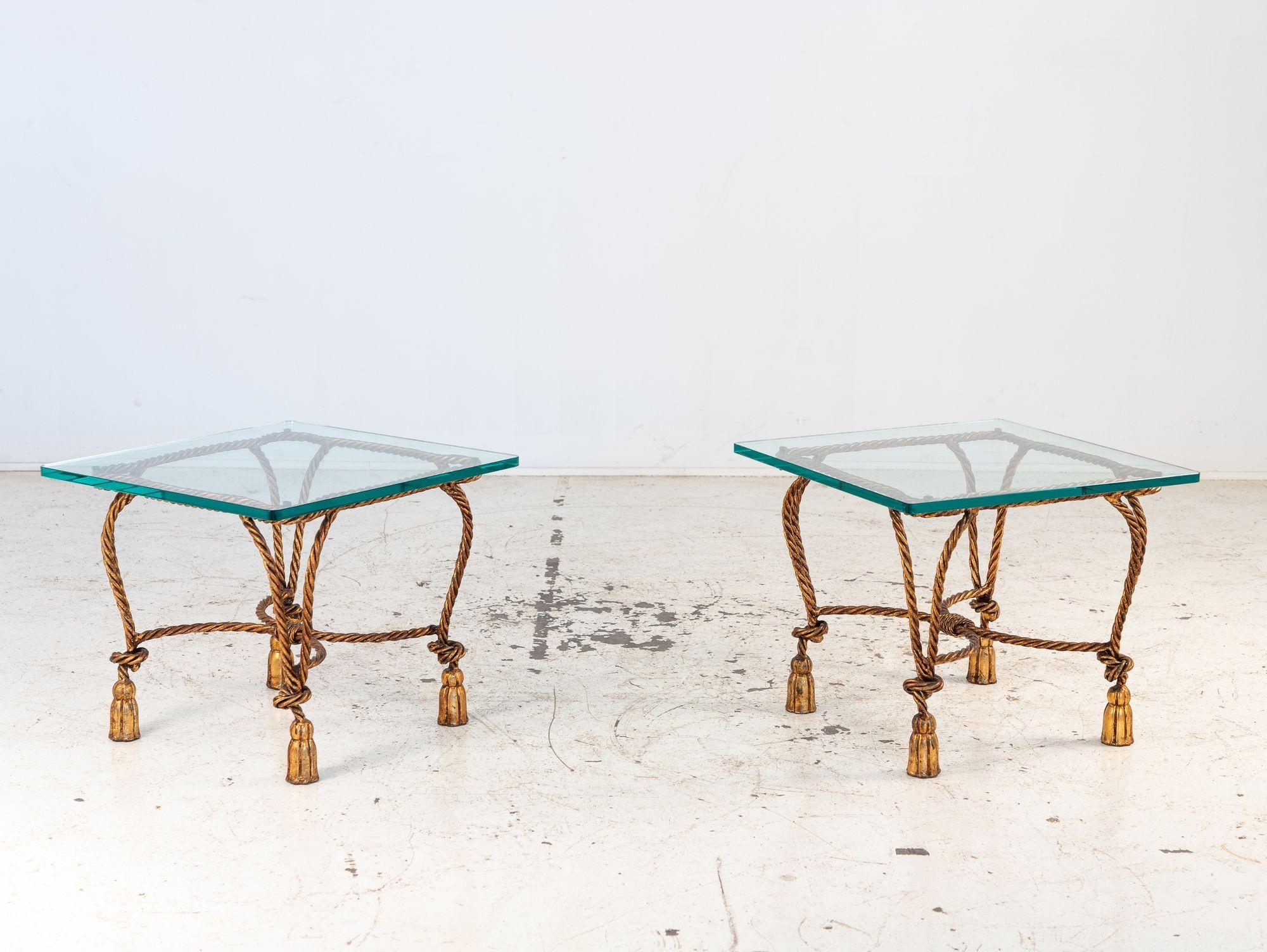 Pareja de mesas auxiliares de metal dorado con cuerda y borlas, Hollywood Regency, Años 70, Francia Francés en venta