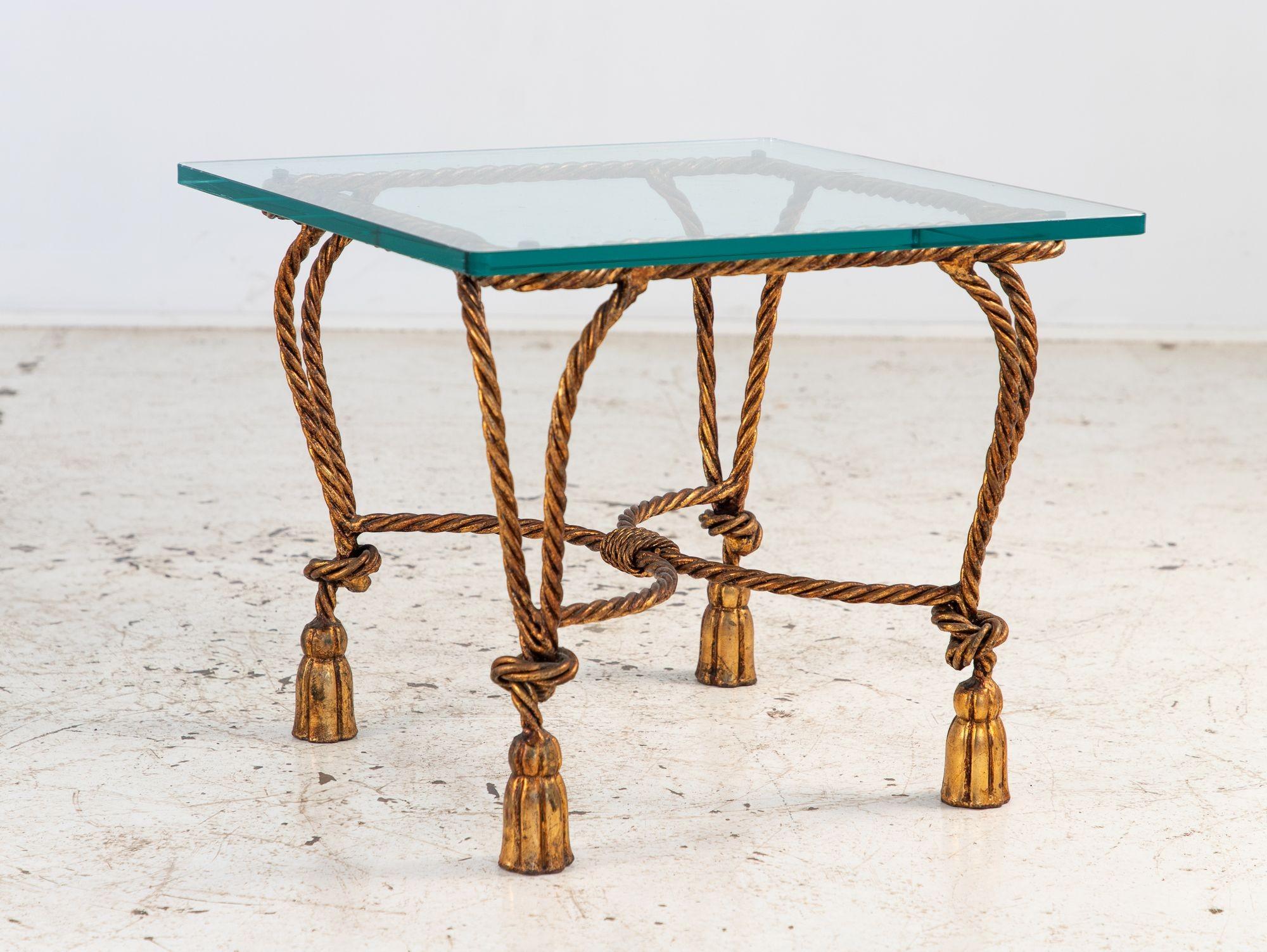 Pareja de mesas auxiliares de metal dorado con cuerda y borlas, Hollywood Regency, Años 70, Francia en Bueno estado para la venta en South Salem, NY