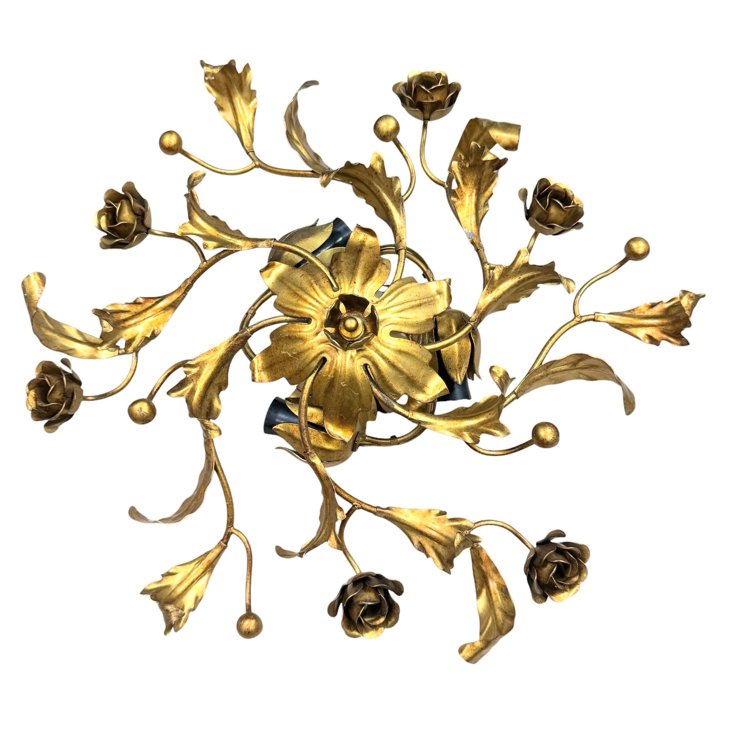 Bringen Sie einen Hauch von Opulenz in Ihr Zuhause mit diesem charmanten Paar flush mount. Perfekte vergoldete Metallblätter, die jedes schicke oder eklektische Zuhause aufwerten. Wir würden es gerne in einem Eingangsbereich hängen sehen, als