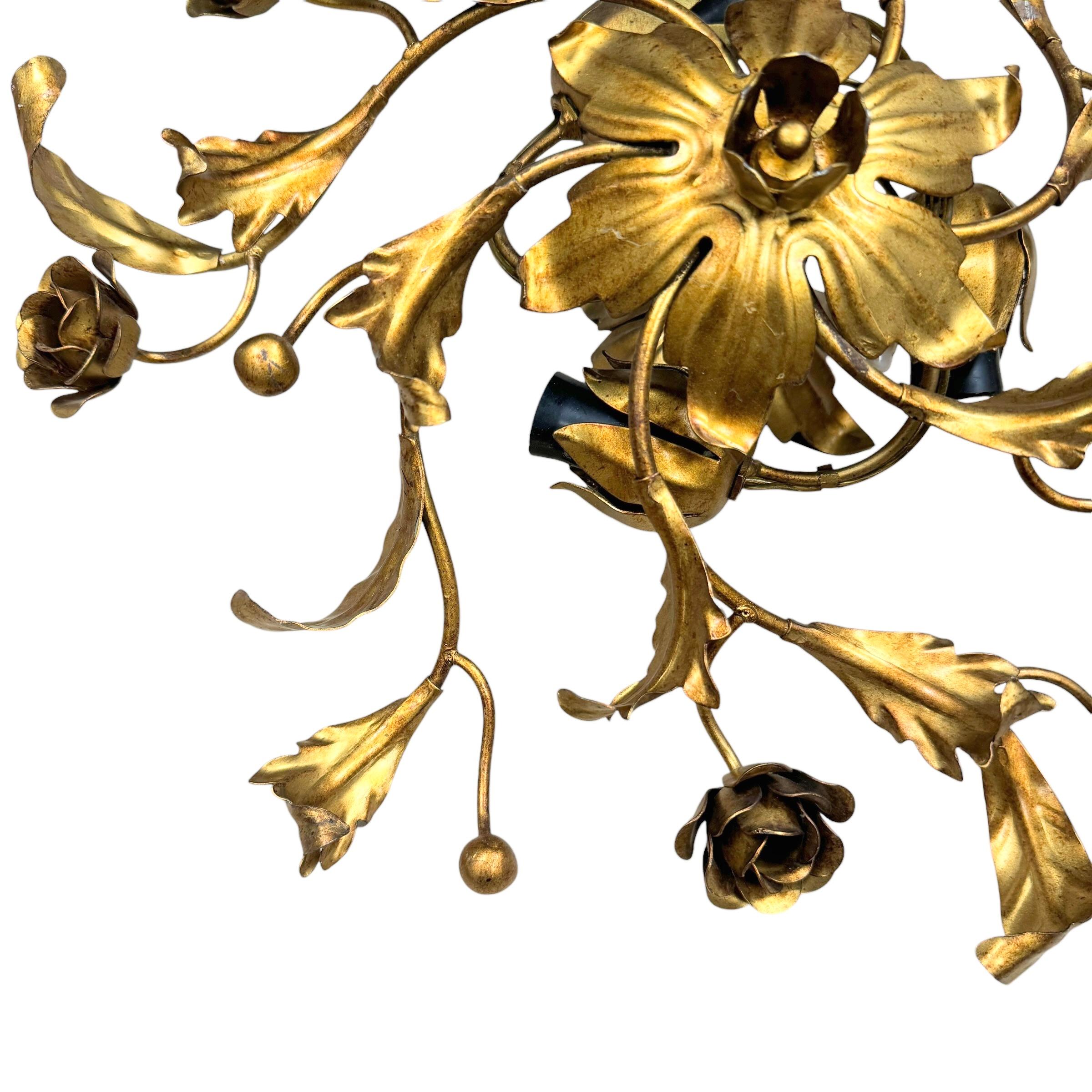 Paar vergoldete drei blattförmige Rosenblumen im Hollywood-Regency-Stil, Einbaubeleuchtung, Italien (Hollywood Regency) im Angebot