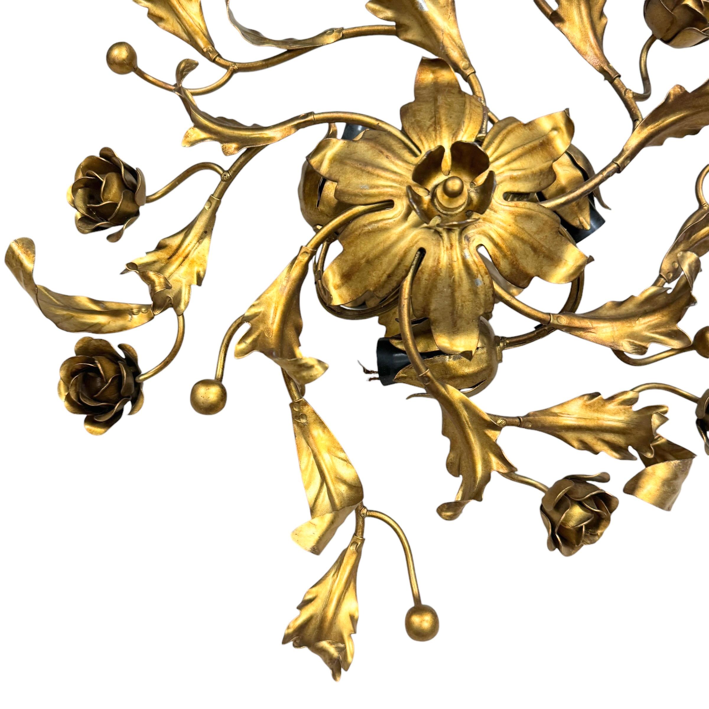 Paar vergoldete drei blattförmige Rosenblumen im Hollywood-Regency-Stil, Einbaubeleuchtung, Italien (Metall) im Angebot