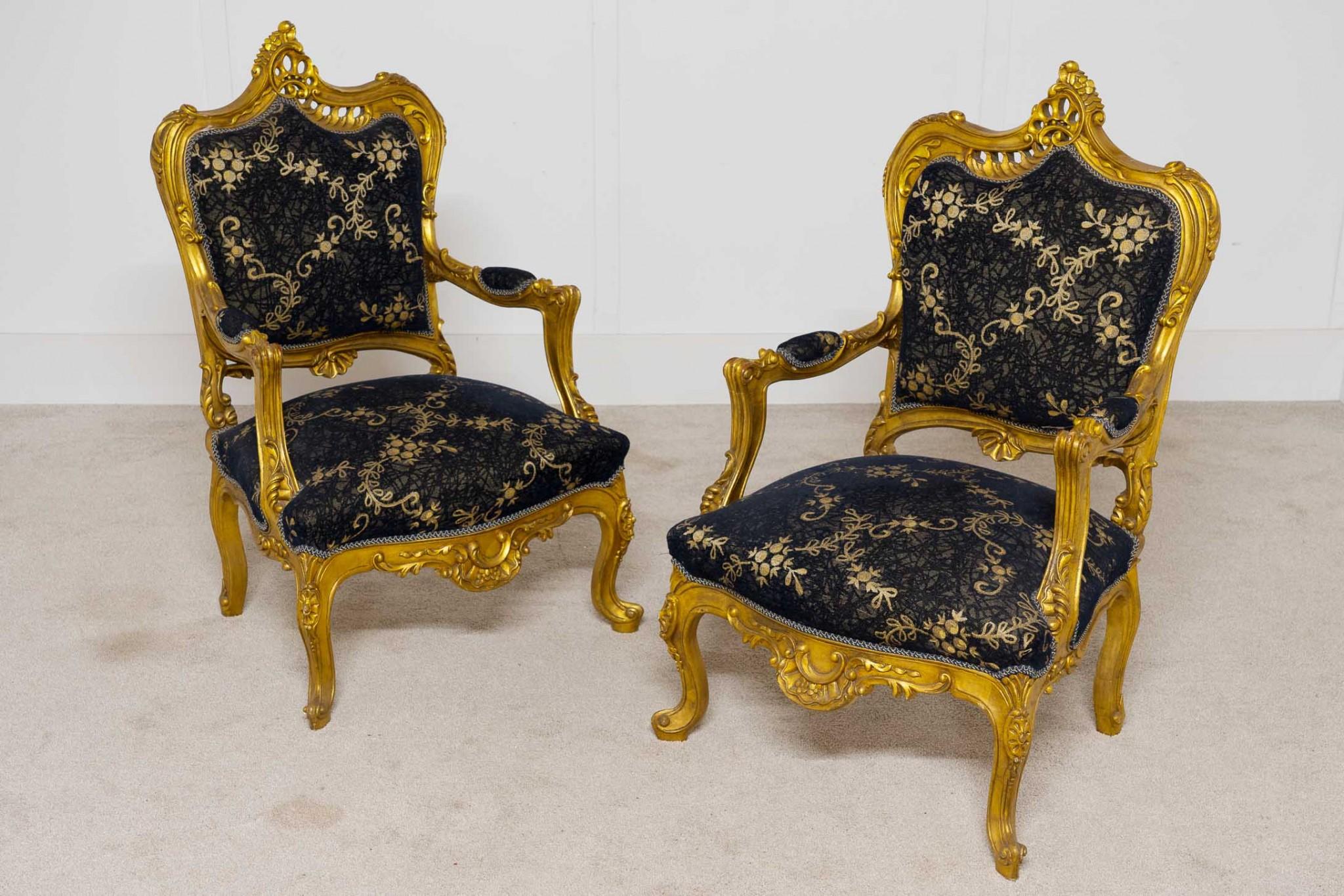 Rococo Paire de fauteuils dorés rococo français sculptés en vente