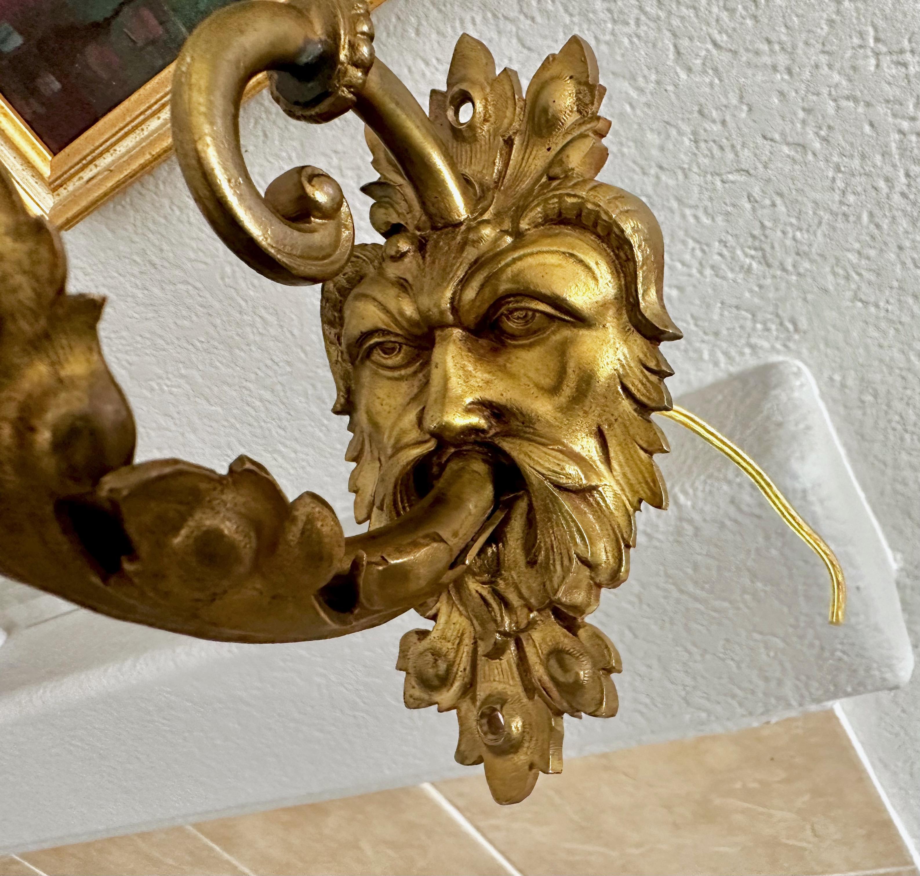 Paire d'appliques murales françaises en laiton doré à tête de satyre mythologique en vente 6