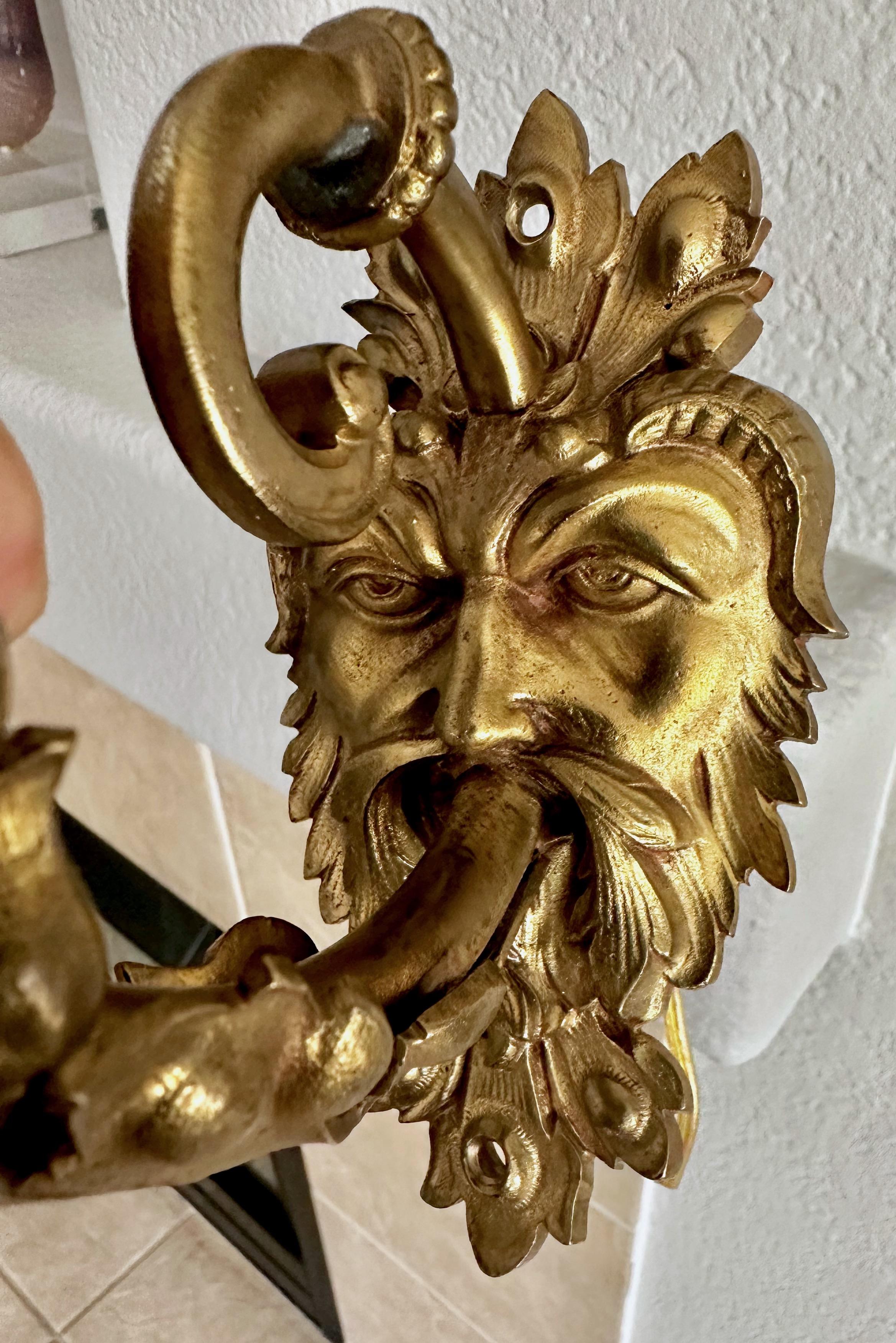 Paire d'appliques murales françaises en laiton doré à tête de satyre mythologique en vente 7