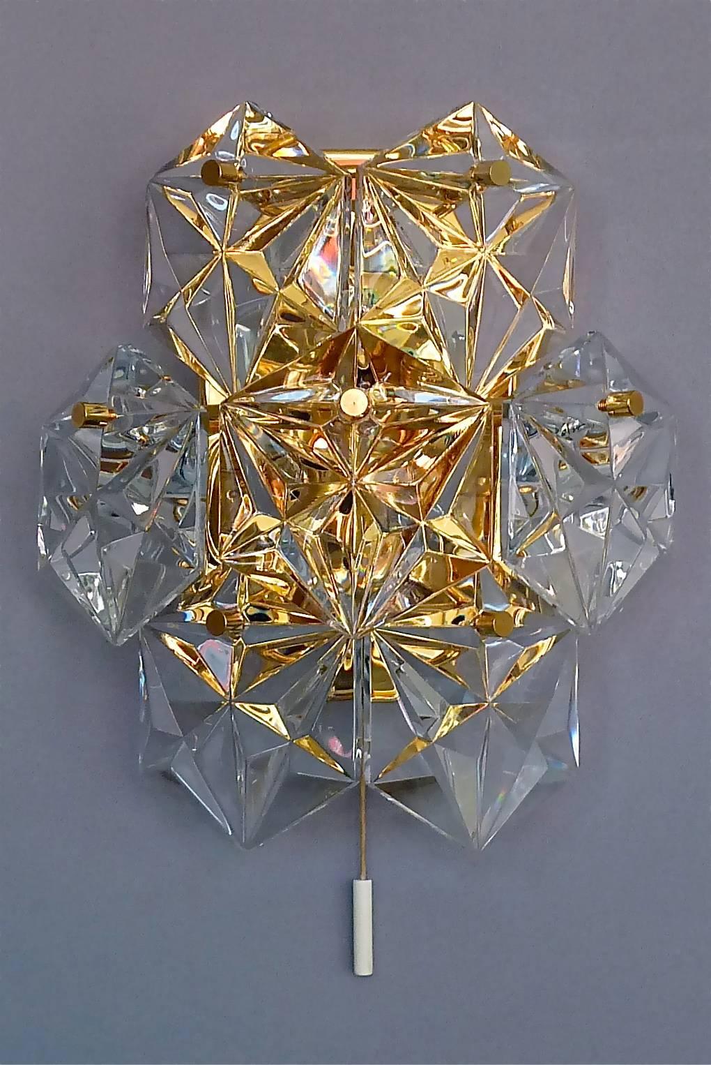 Paire d'appliques murales modernistes du milieu du siècle, fabriquées par Kinkeldey, Allemagne, vers 1960-1970. Le cadre et la base de ces élégantes appliques sont en laiton doré. Ils comportent sept cristaux de verre hexagonaux en forme de diamant