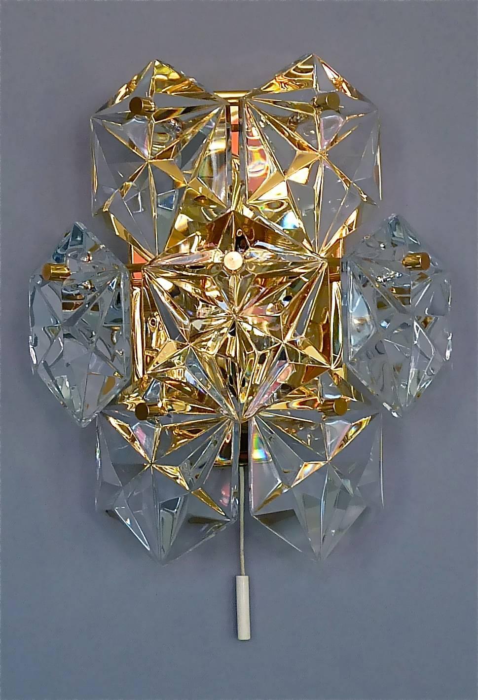 Paar Kinkeldey Wall Lights Sconces Vergoldetes Messing Metall Facettiertes Kristallglas, 1970er Jahre (Moderne der Mitte des Jahrhunderts) im Angebot