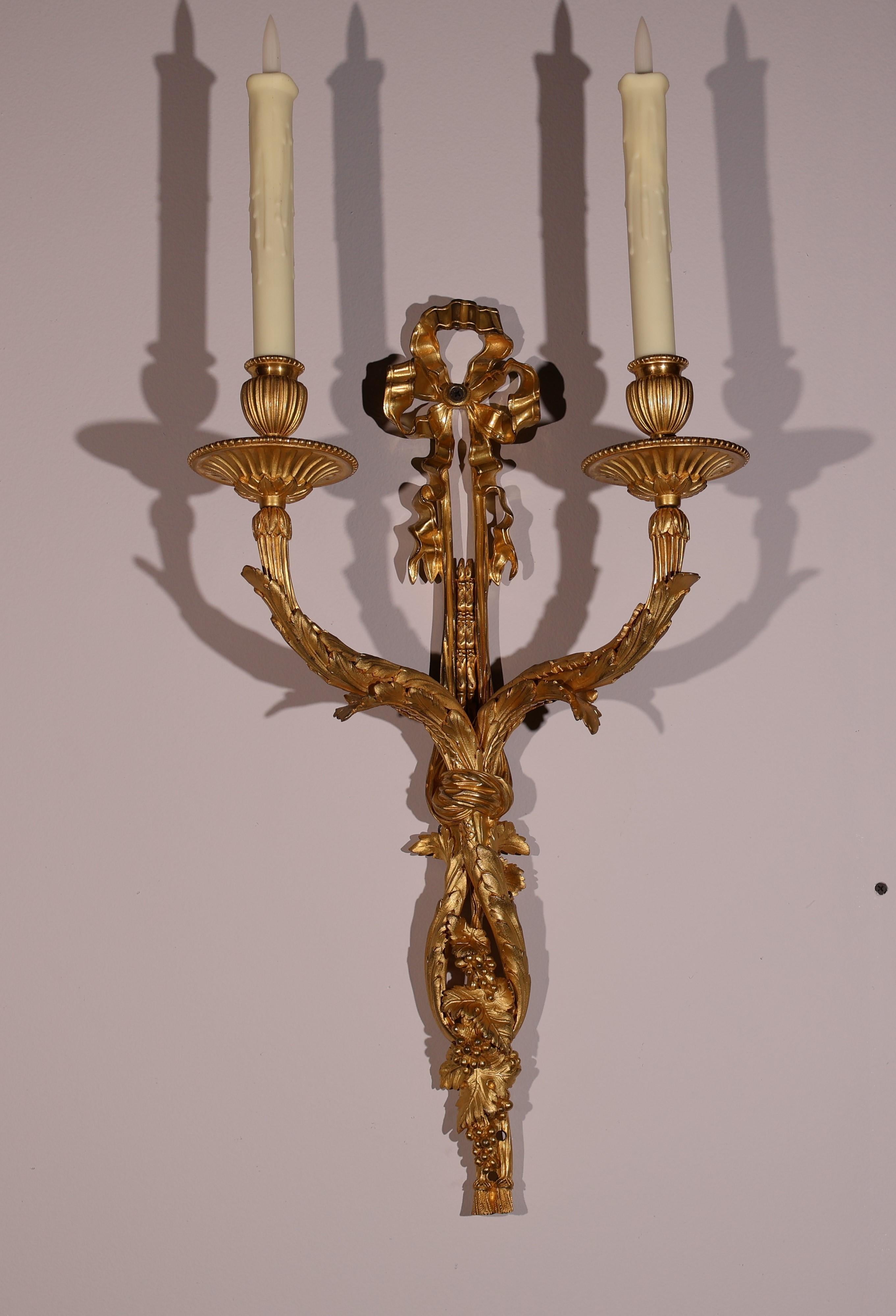 Paire d'appliques murales à 2 lumières en bronze doré en vente 2