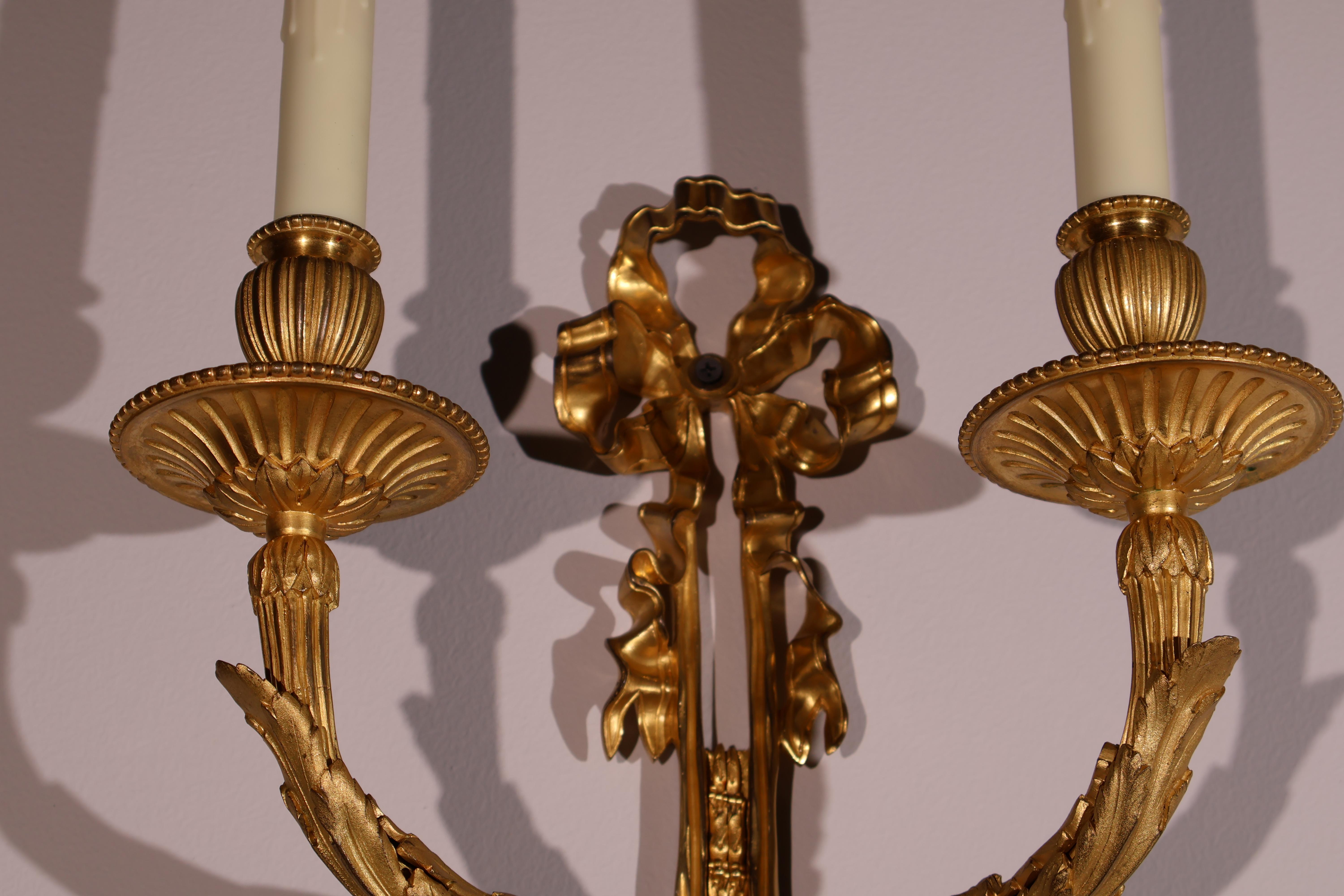 Louis XVI Paire d'appliques murales à 2 lumières en bronze doré en vente