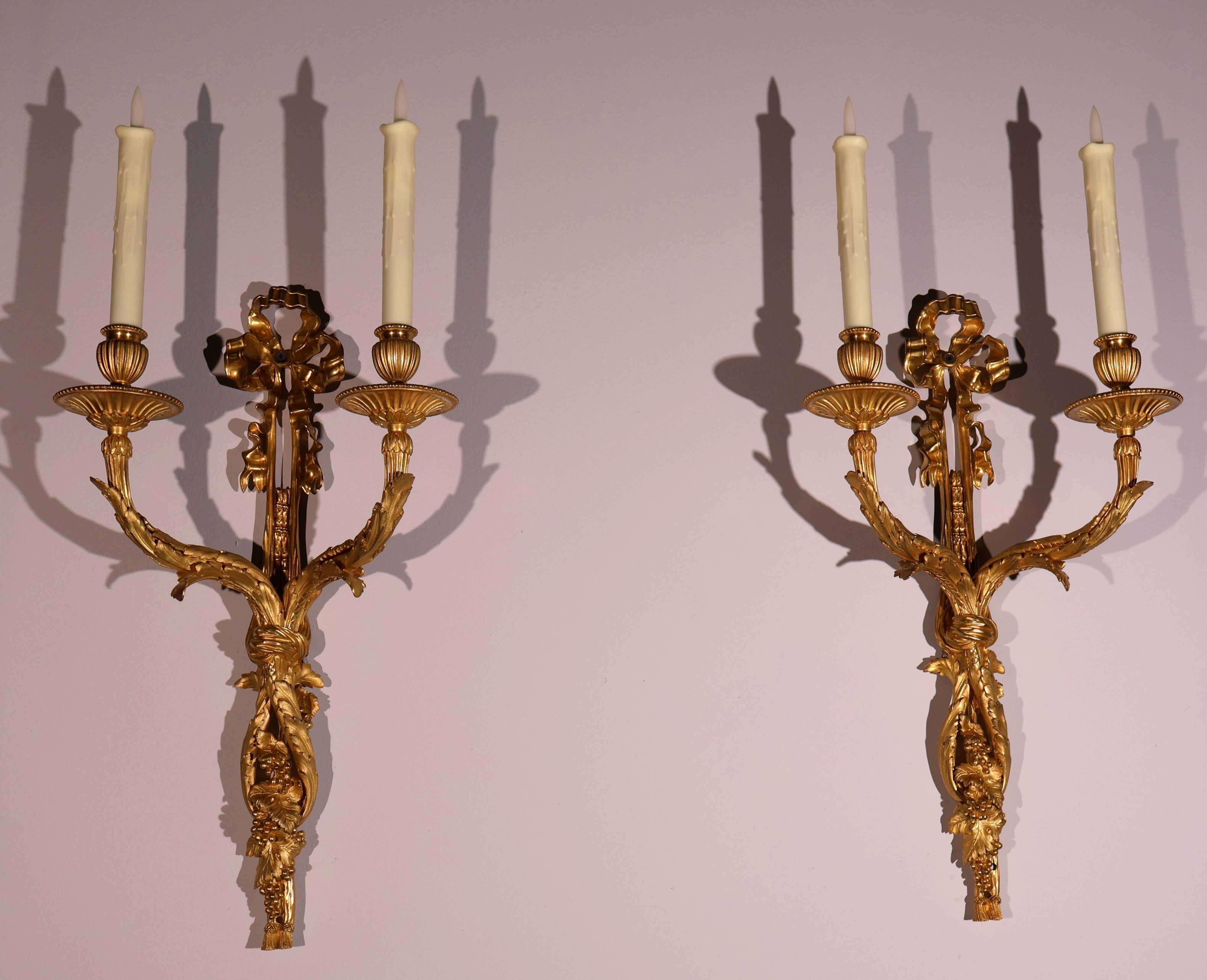 Doré Paire d'appliques murales à 2 lumières en bronze doré en vente
