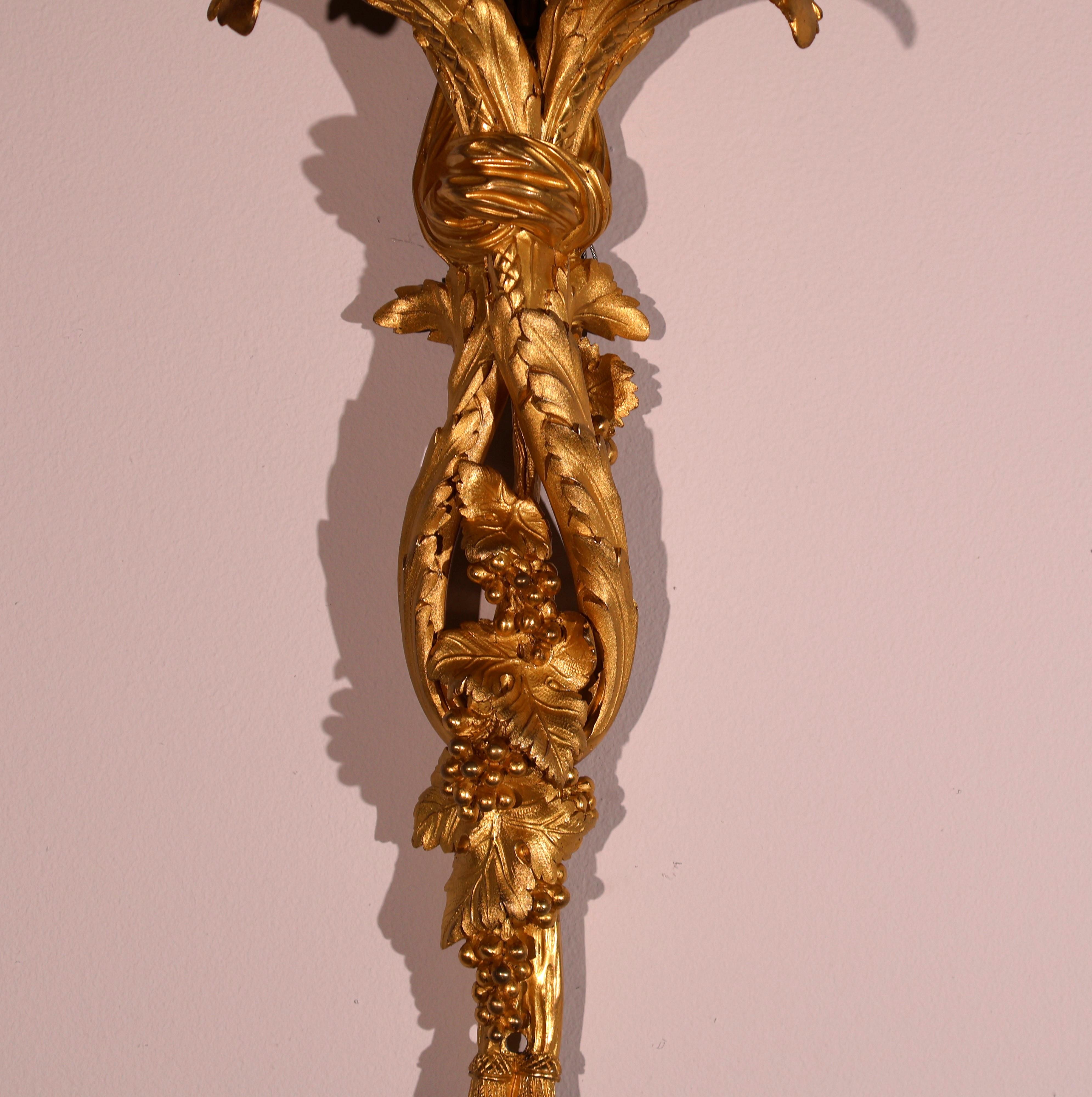 Paire d'appliques murales à 2 lumières en bronze doré Bon état - En vente à Atlanta, GA