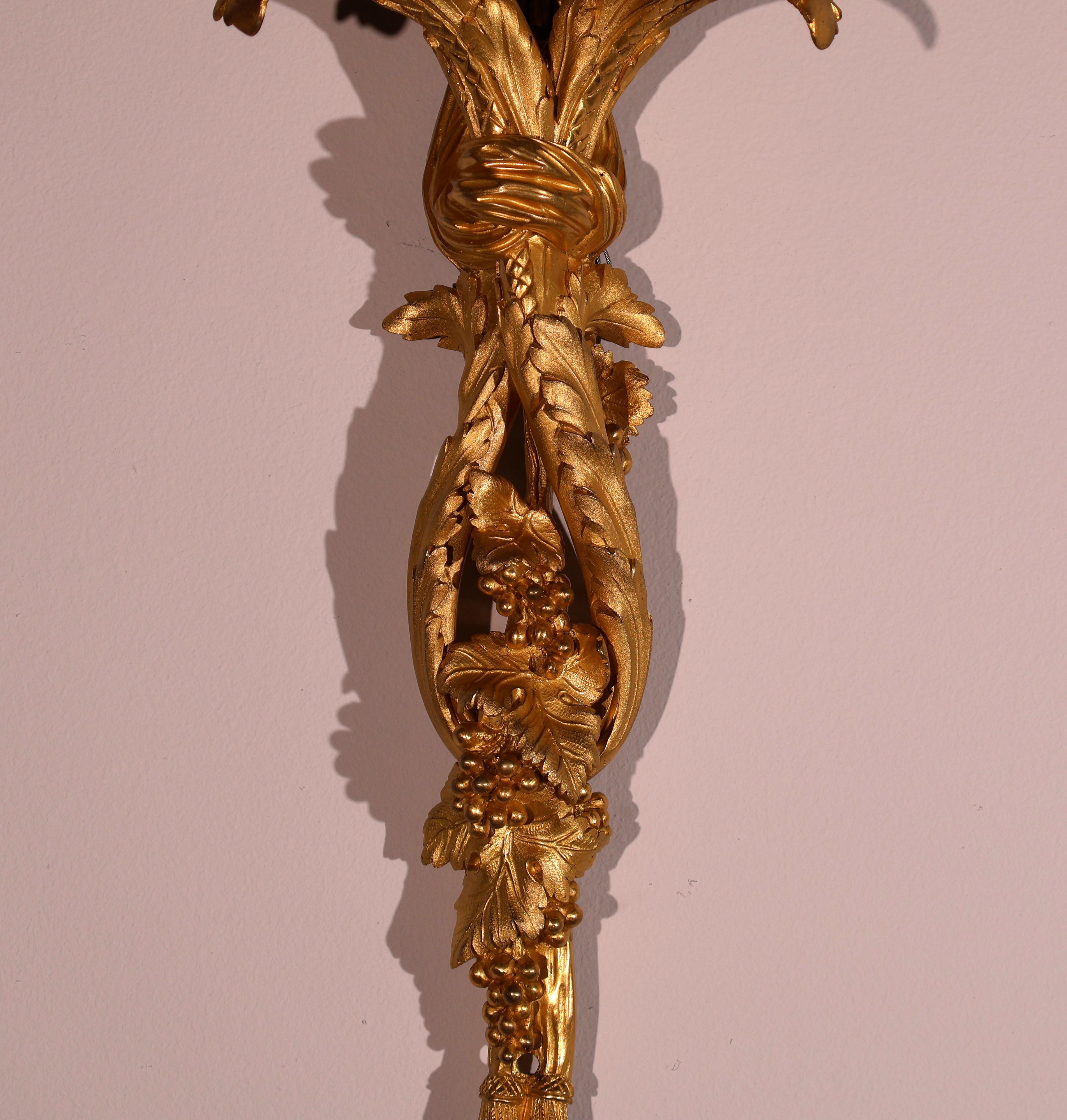 Début du 20ème siècle Paire d'appliques murales à 2 lumières en bronze doré en vente