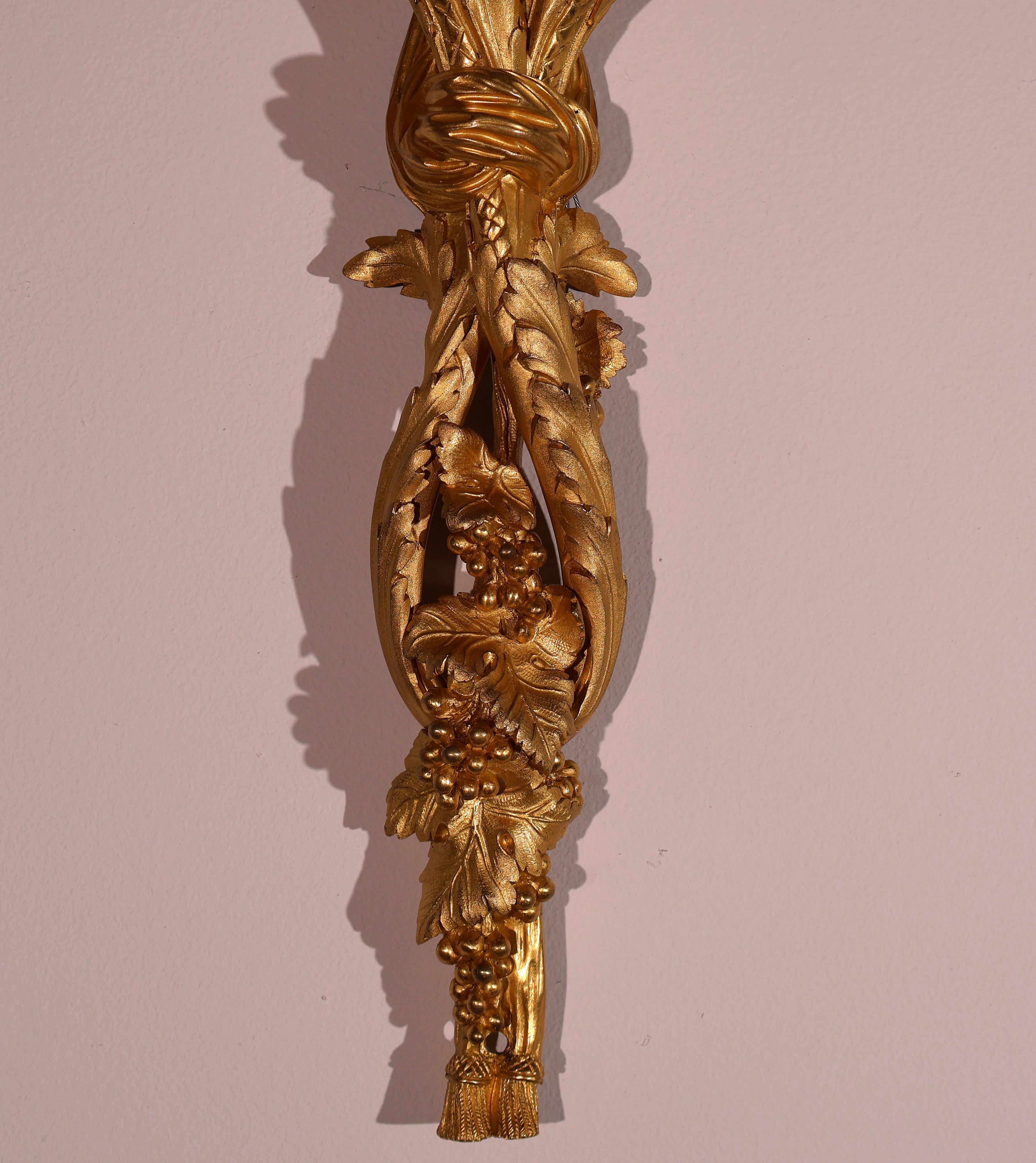 Bronze Paire d'appliques murales à 2 lumières en bronze doré en vente