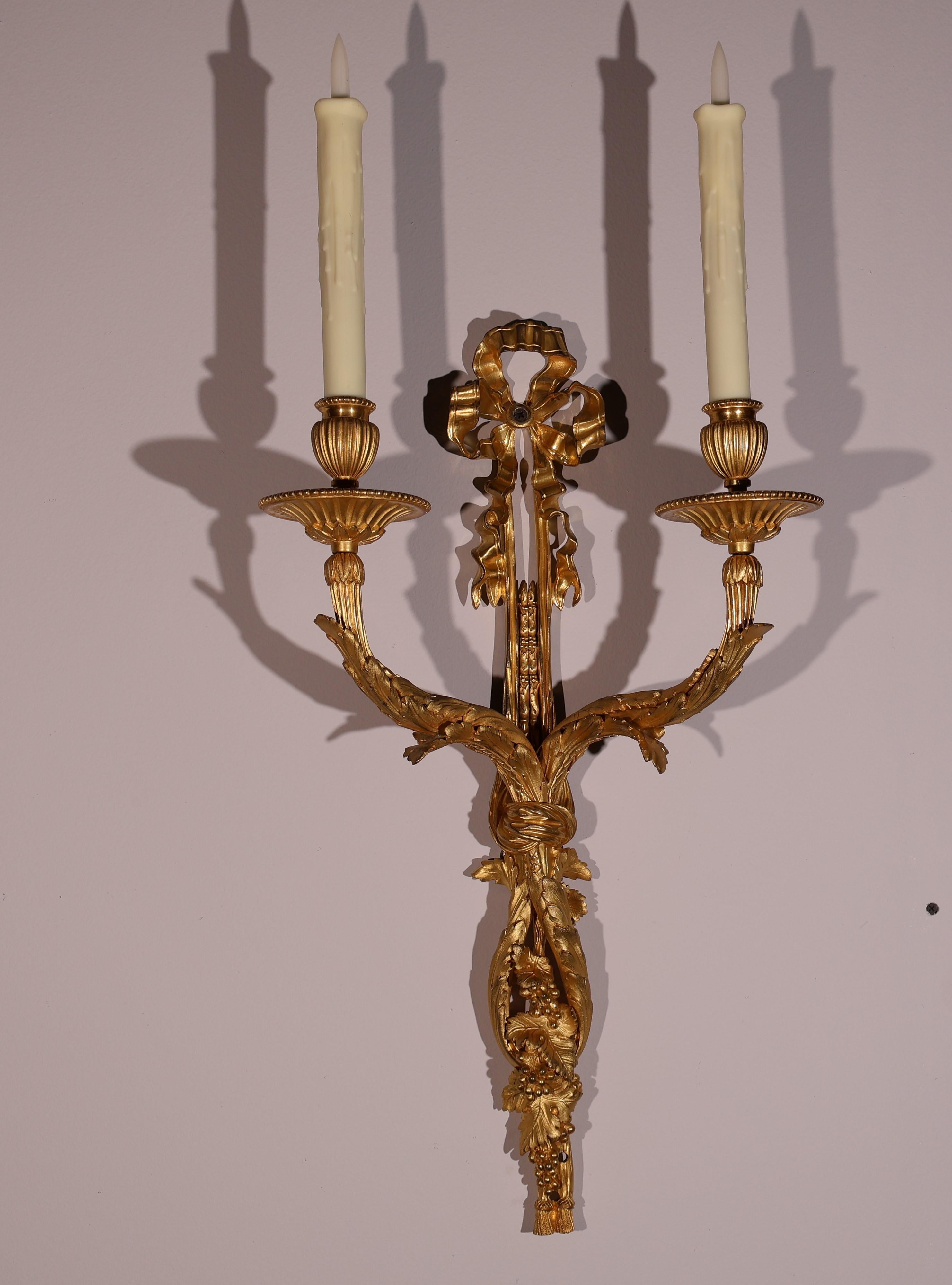 Paire d'appliques murales à 2 lumières en bronze doré en vente 1