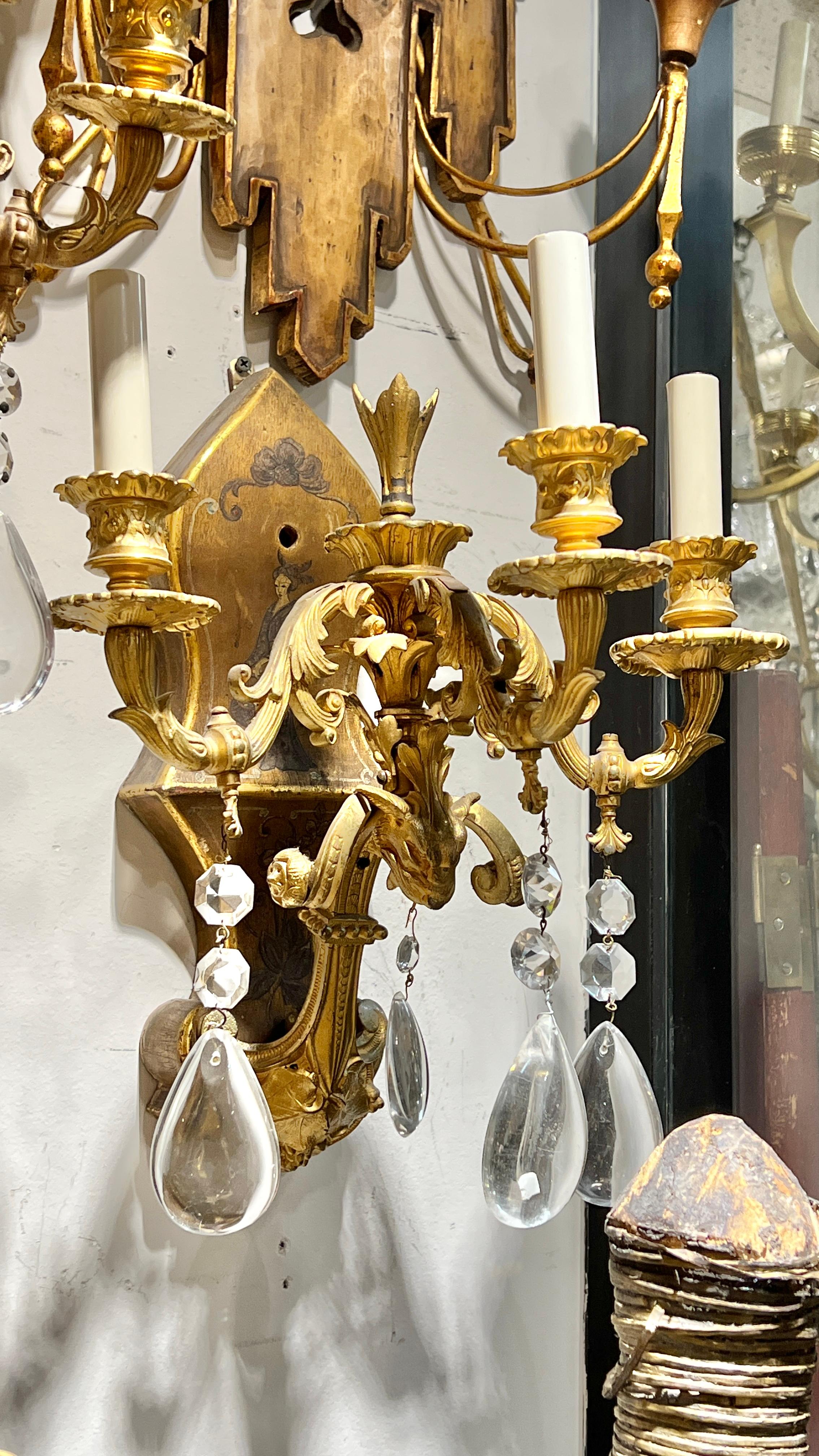 Chinoiseries Paire d'appliques à 3 lumières en bronze doré et peint Chinoiserie antique / Lights en vente