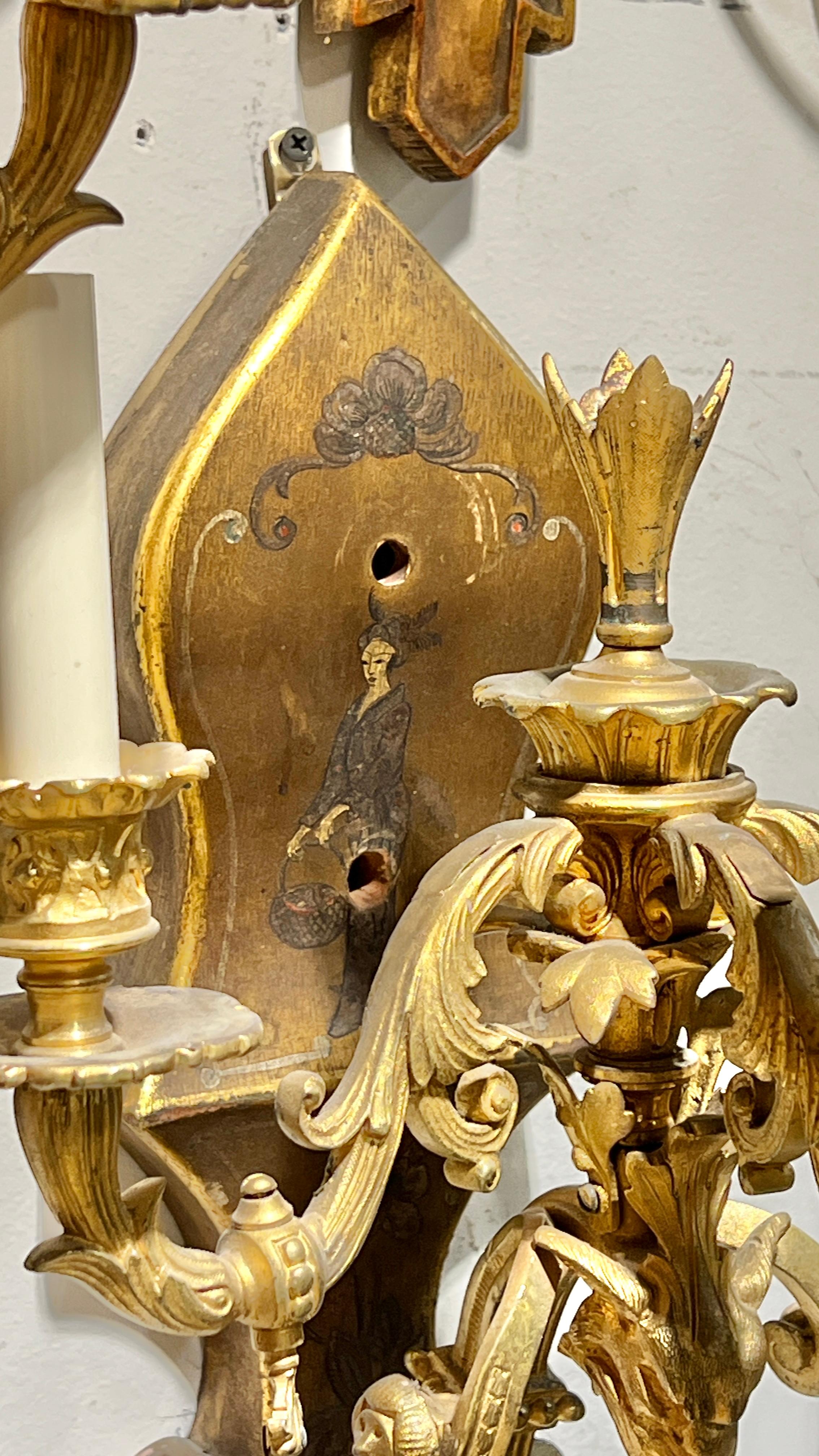 Français Paire d'appliques à 3 lumières en bronze doré et peint Chinoiserie antique / Lights en vente