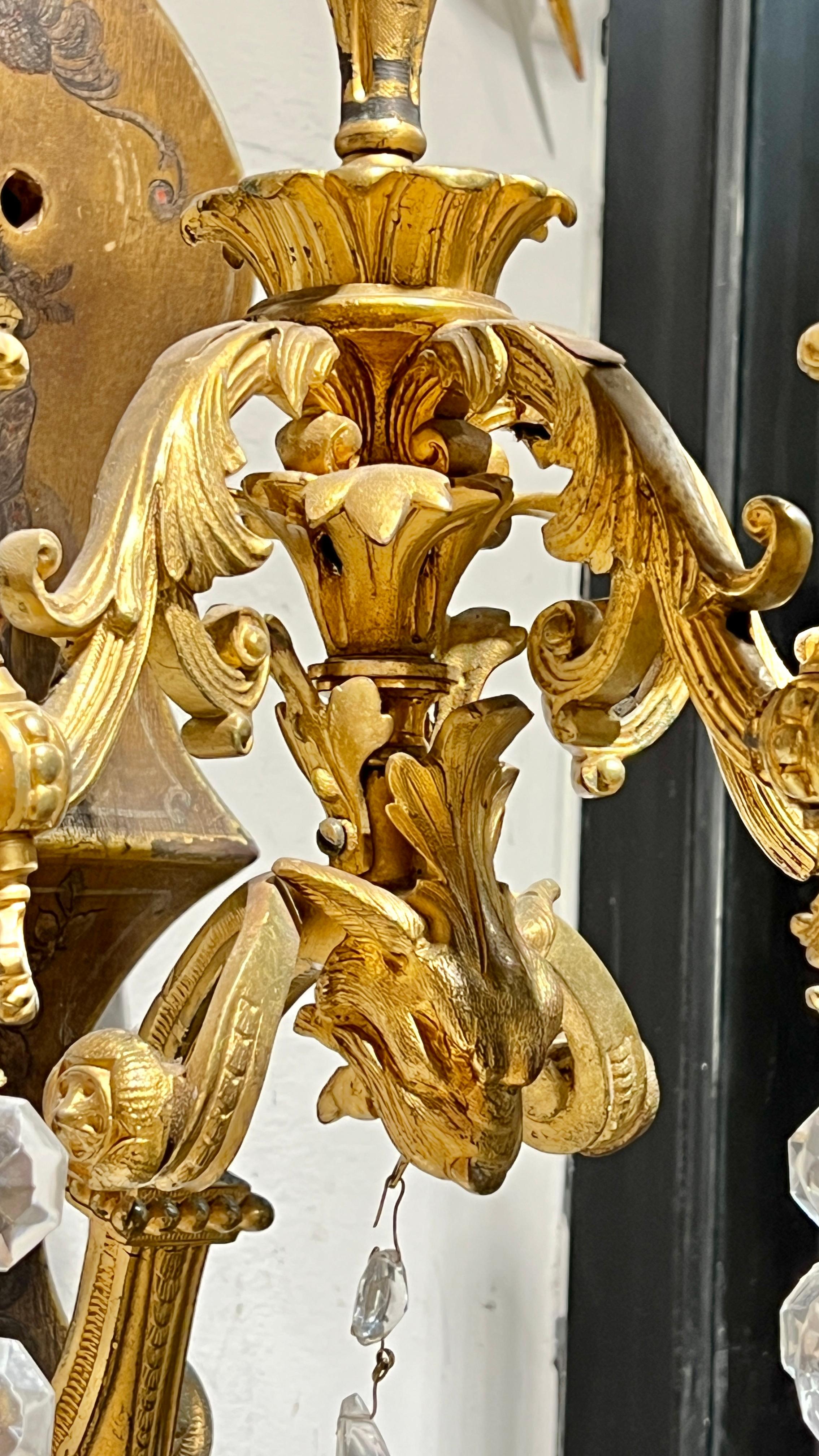 Doré Paire d'appliques à 3 lumières en bronze doré et peint Chinoiserie antique / Lights en vente