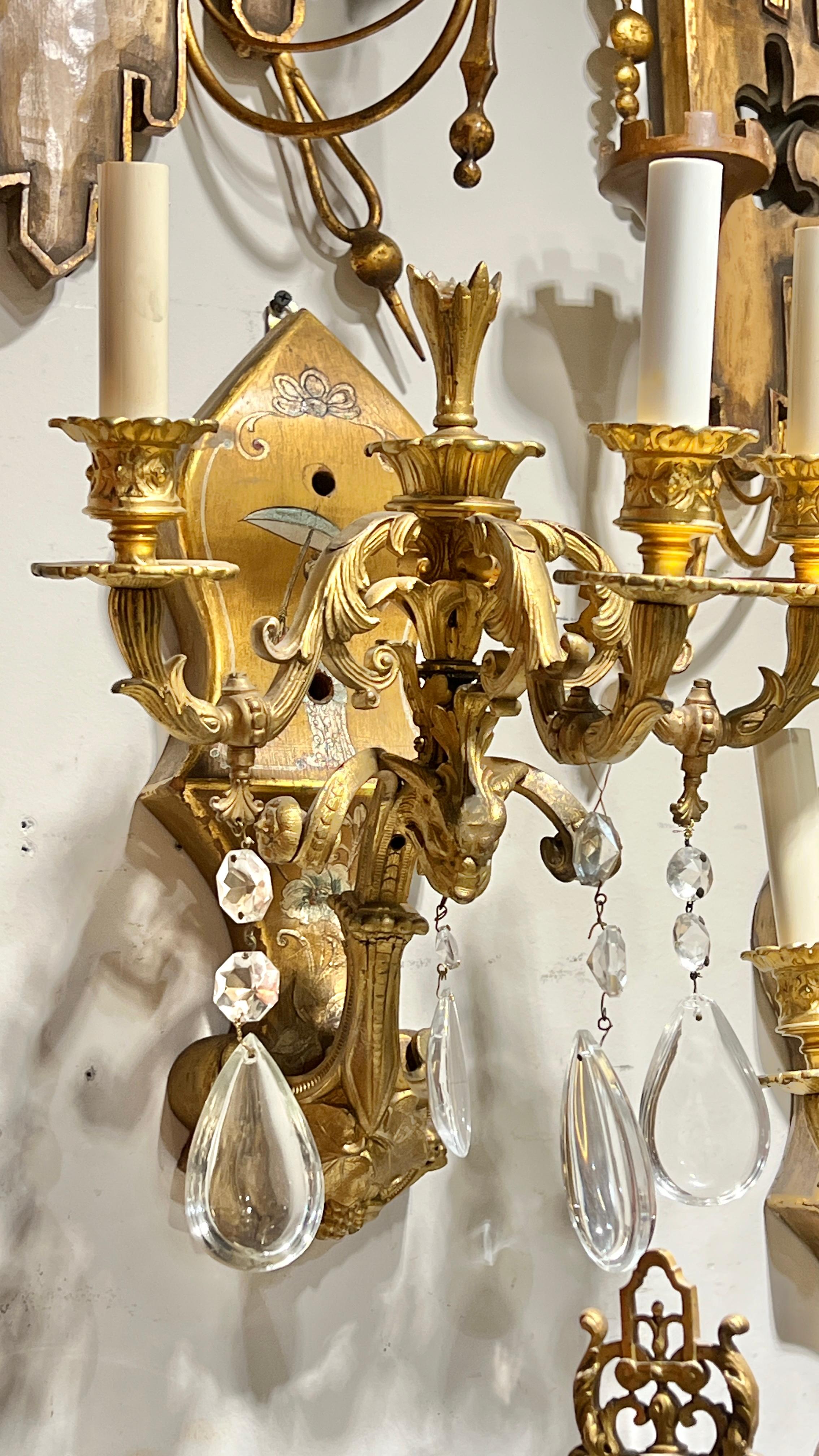 20ième siècle Paire d'appliques à 3 lumières en bronze doré et peint Chinoiserie antique / Lights en vente