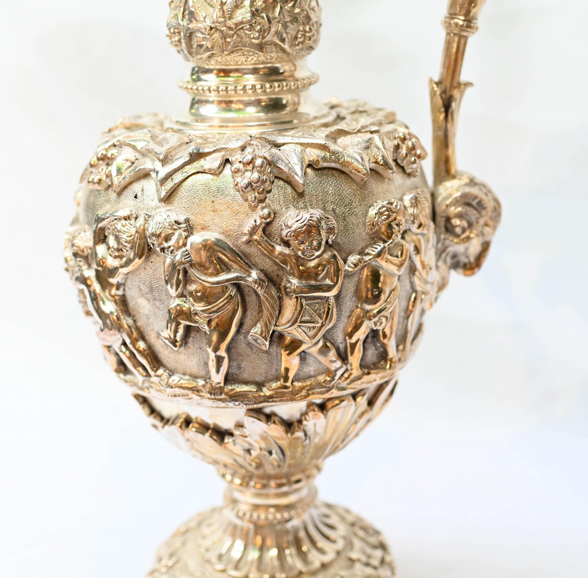 Coppia di vasi Ewers francesi in bronzo dorato Napoleone III Cherubino in vendita 11